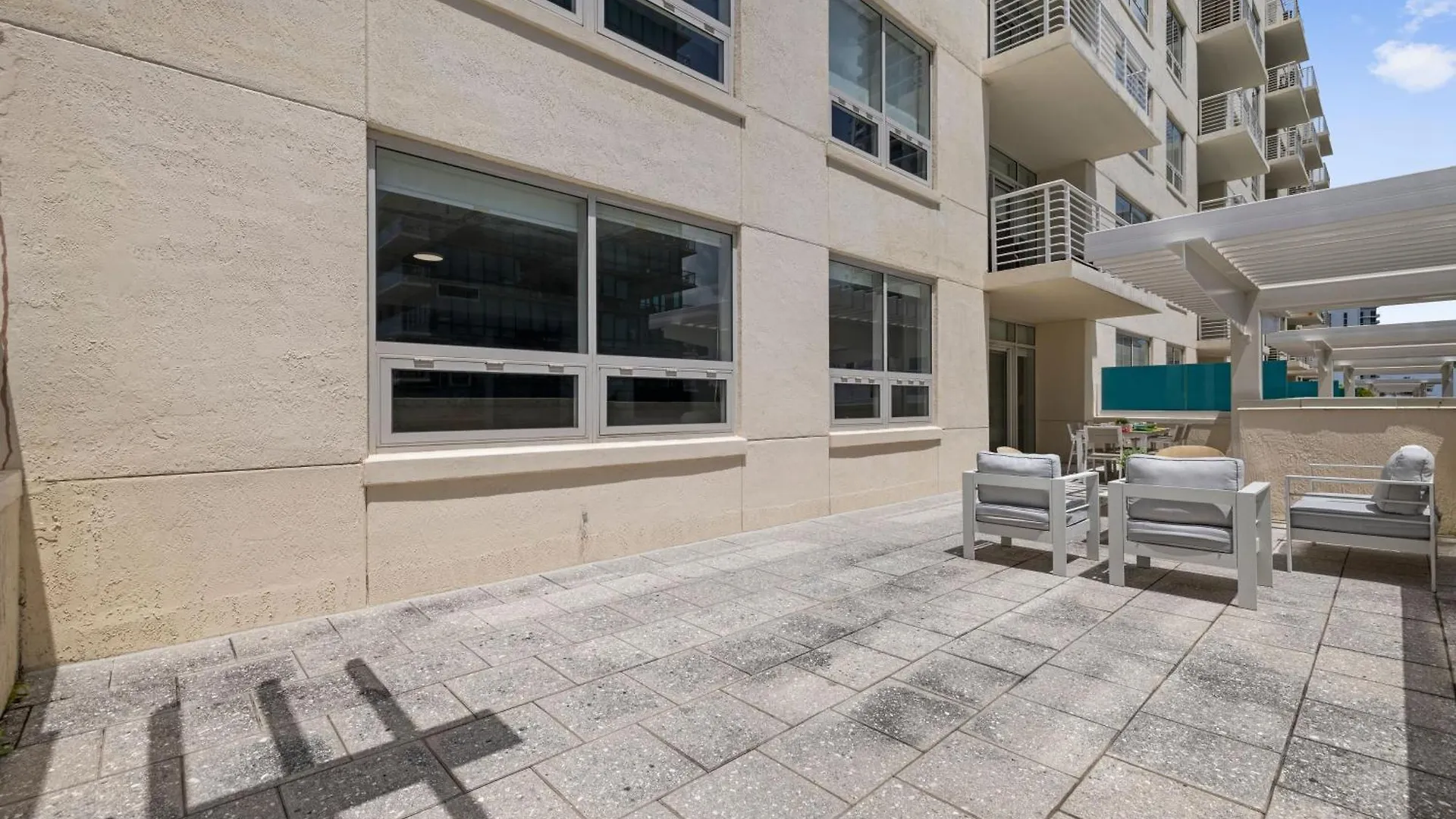 516-2bd2ba Midblock Free Parking Apartment