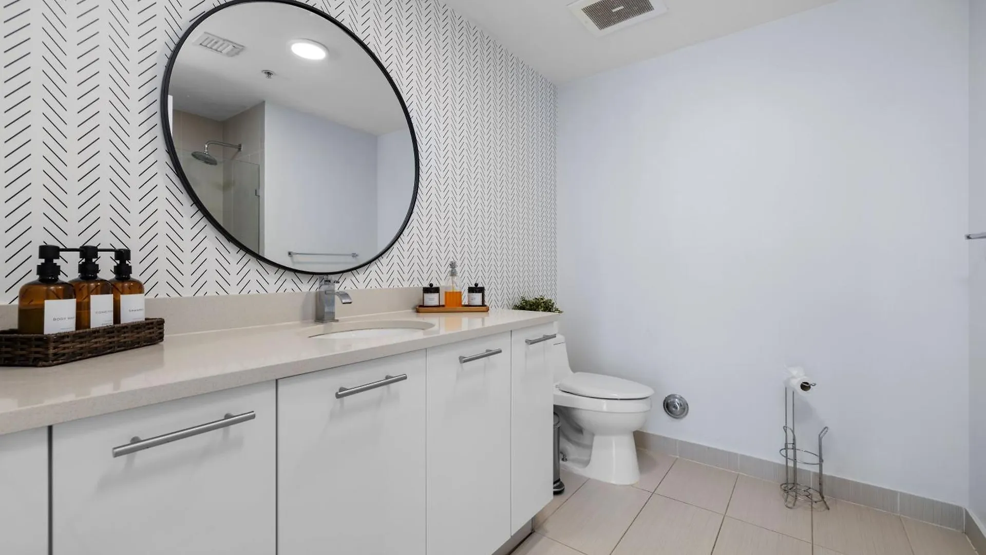 516-2bd2ba Midblock Free Parking