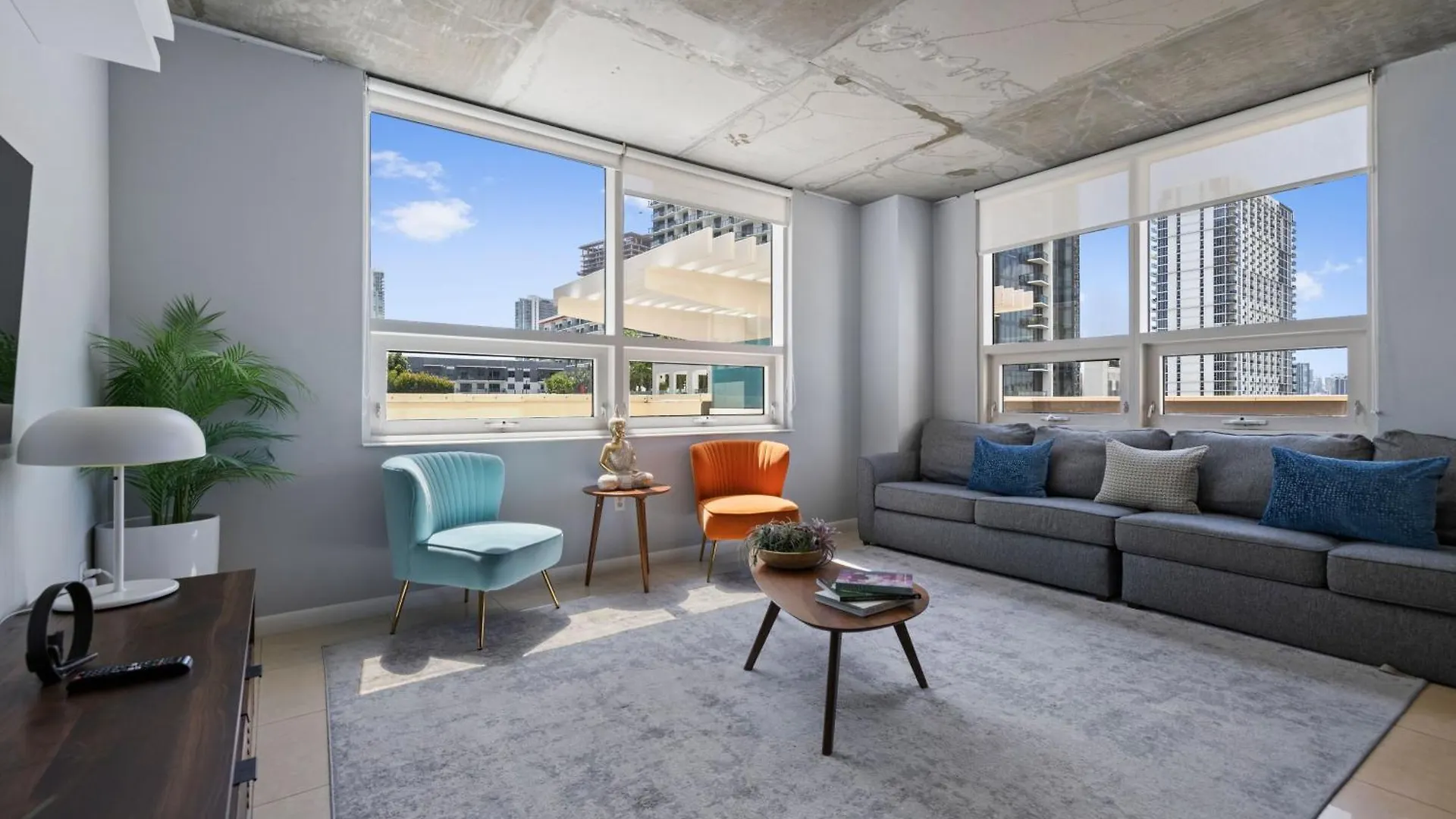 516-2bd2ba Midblock Free Parking Apartment *