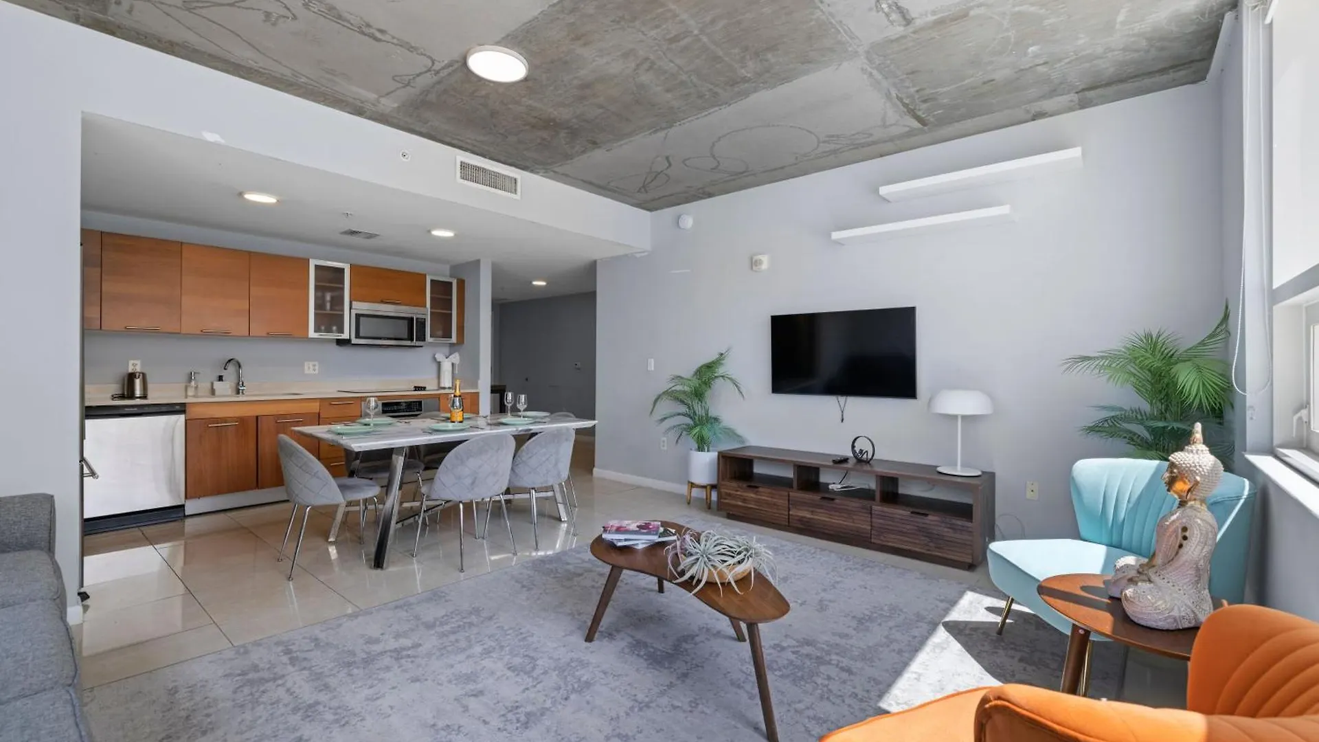 516-2bd2ba Midblock Free Parking