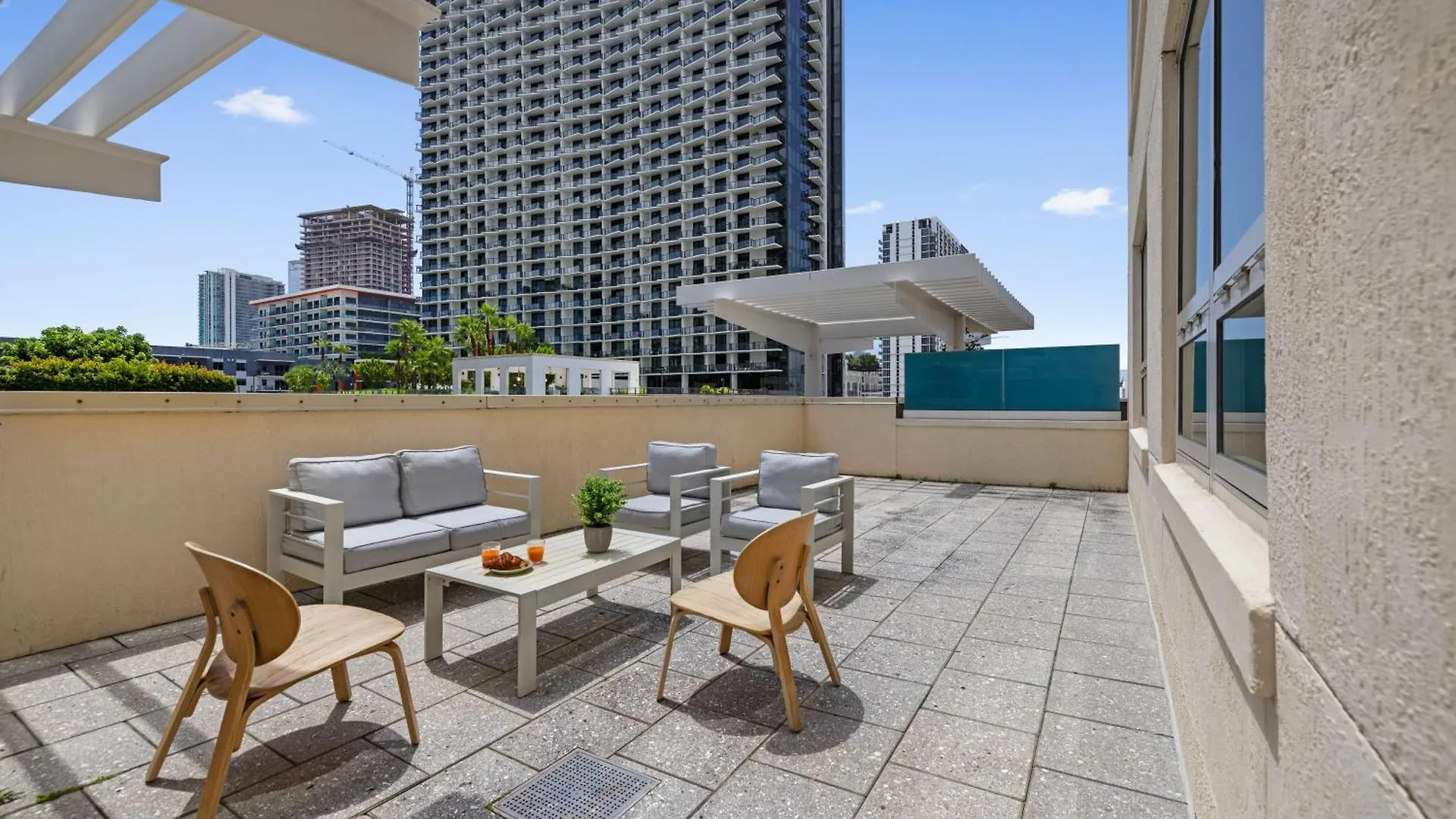 516-2bd2ba Midblock Free Parking *