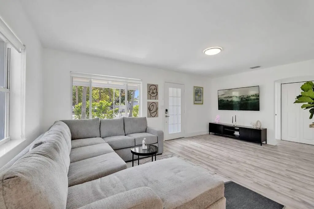 Paradise-poolside House-centrally Located * Miami