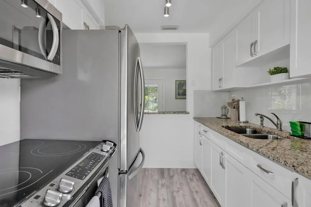 Paradise-poolside House-centrally Located * Miami