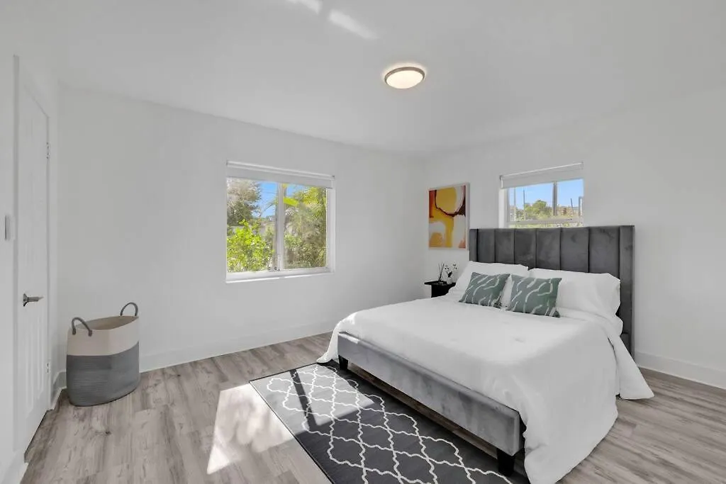Paradise-poolside House-centrally Located Holiday home Miami