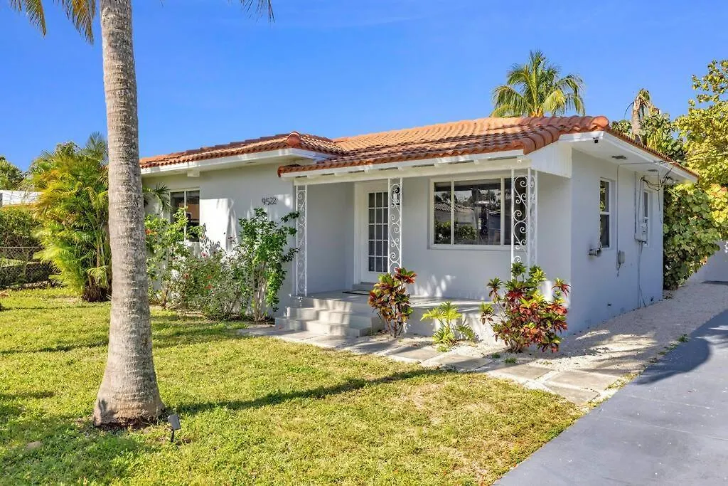 Paradise-poolside House-centrally Located Holiday home Miami