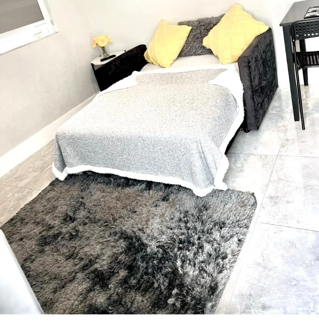 Little Gables Studio-your Escape-10min Airport Apartment *