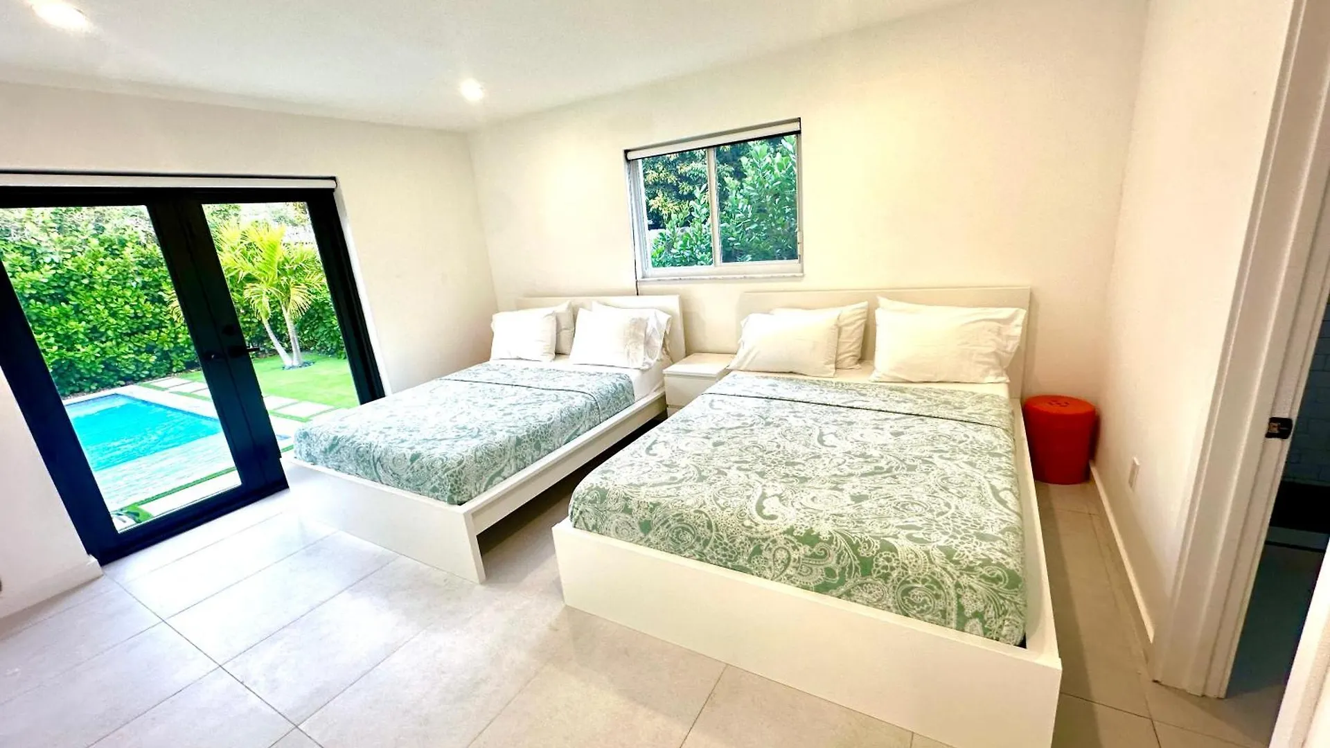 24 Guests Luxury House With Pool & Gazebo! Holiday home Miami