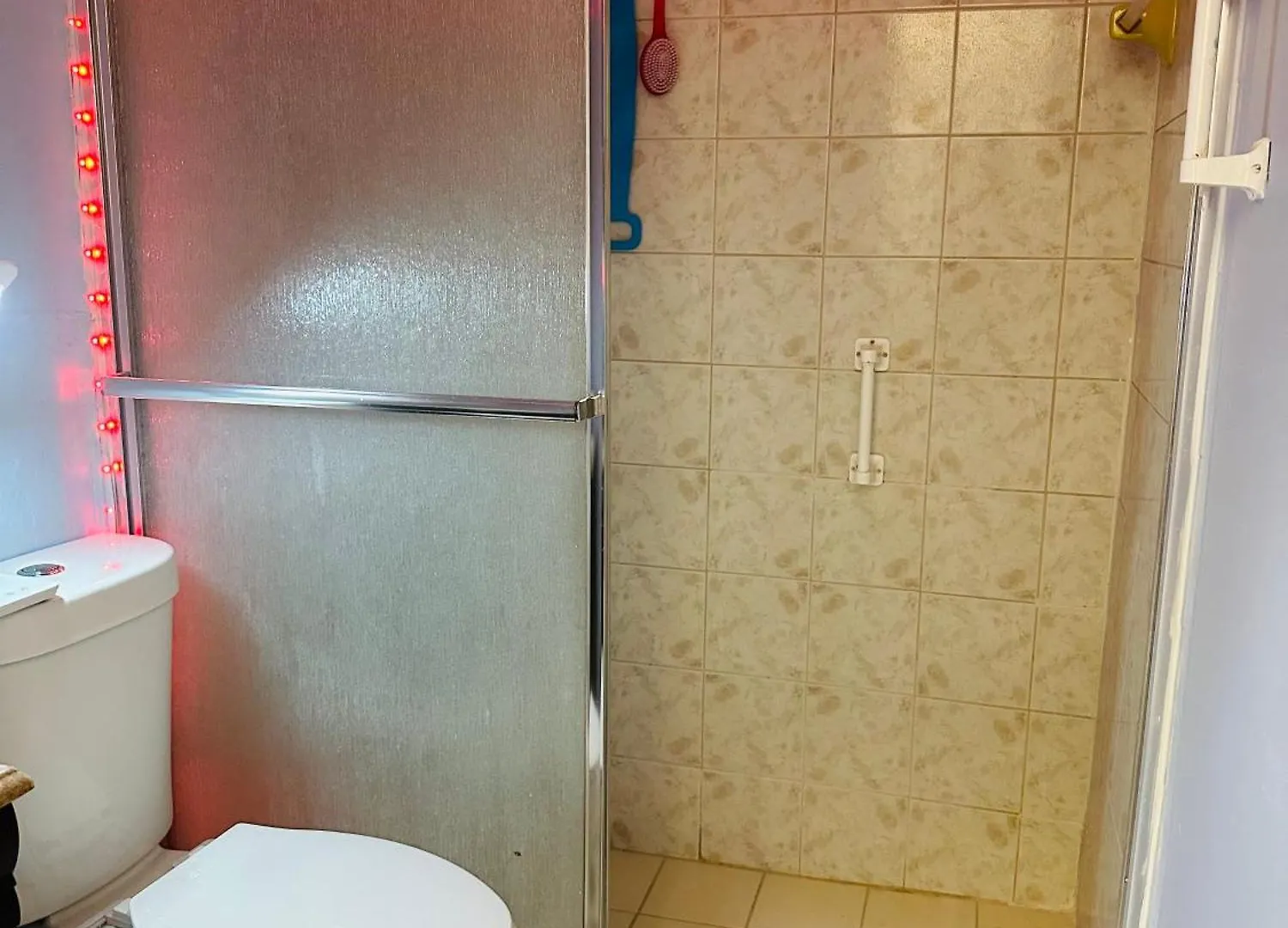 Lovely With Free Parking Apartment *