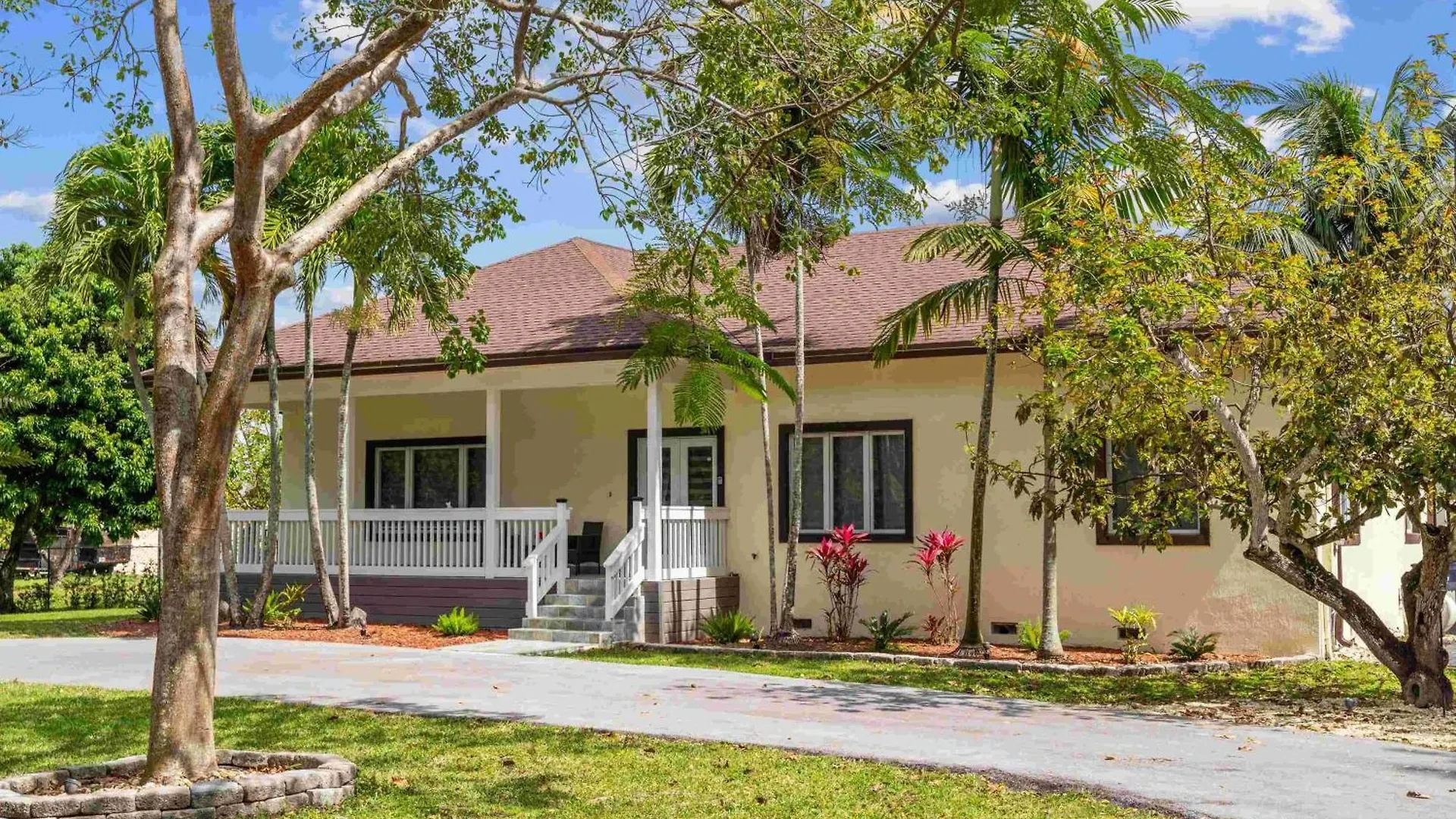 Lake Of Dreams Jacuzzi Pool Table Ping Pong Lagoon Tiki House Family Miami