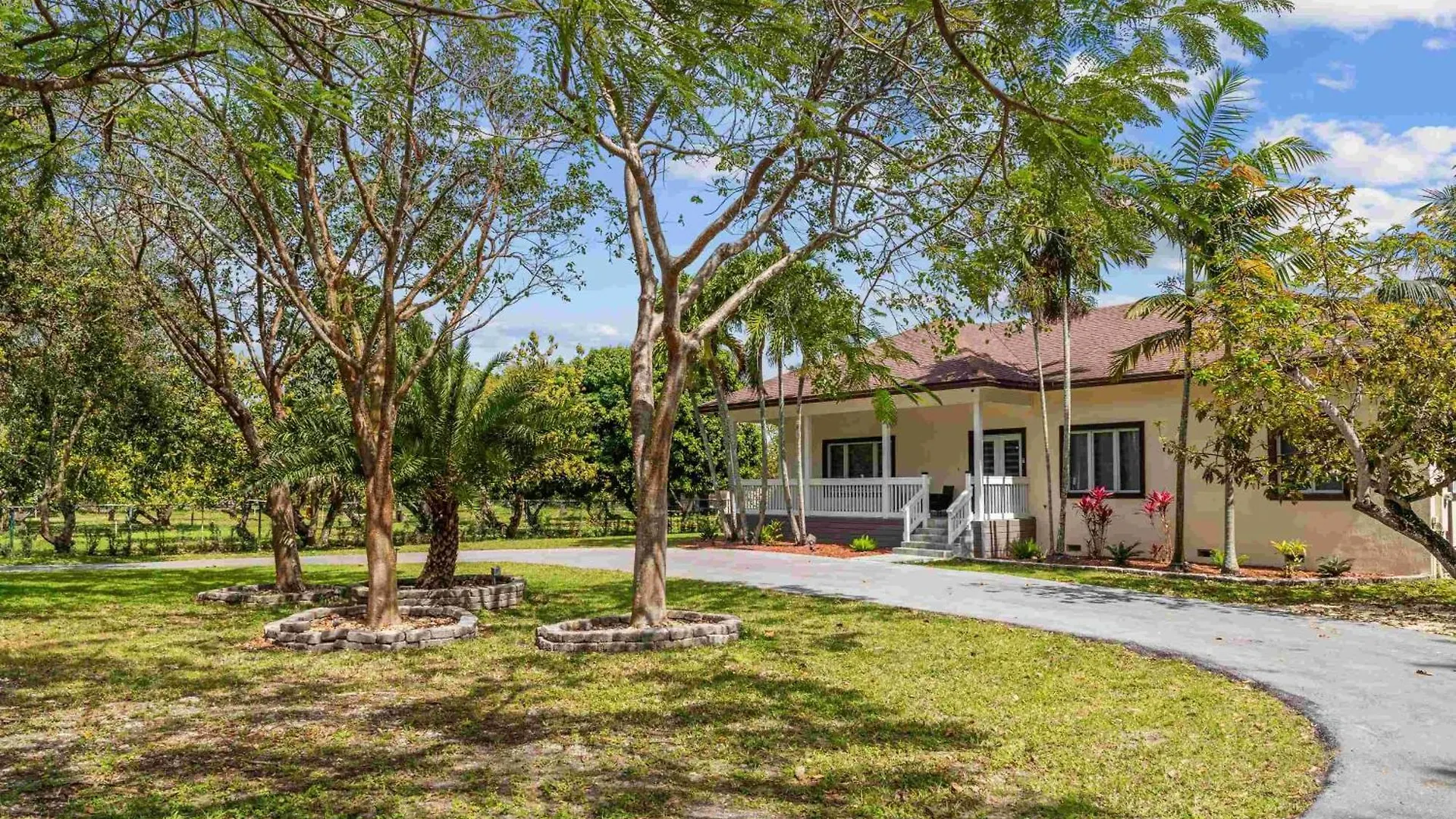 Lake Of Dreams Jacuzzi Pool Table Ping Pong Lagoon Tiki House Family Miami