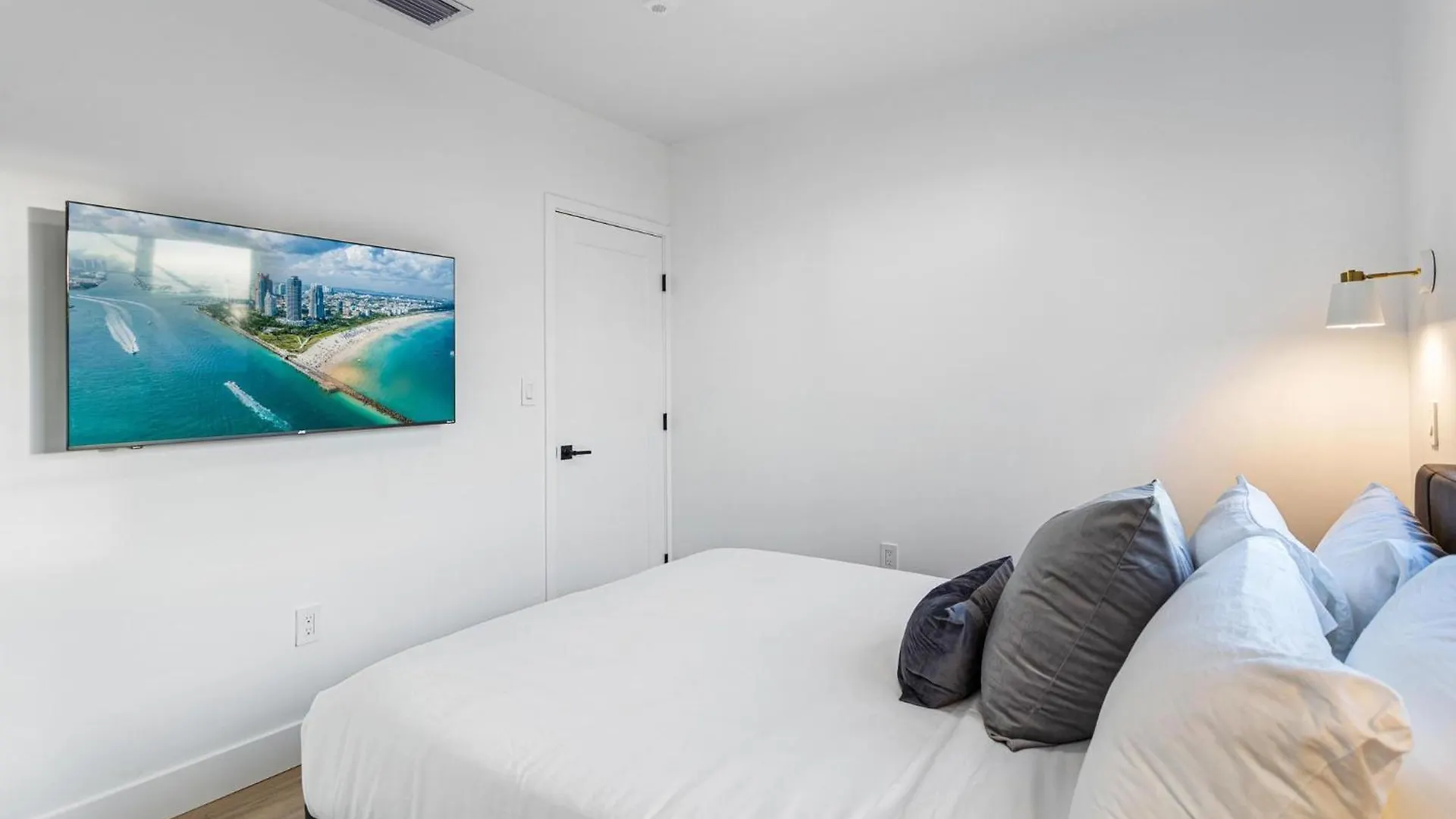 Lux Retreat By Renzzi Miami