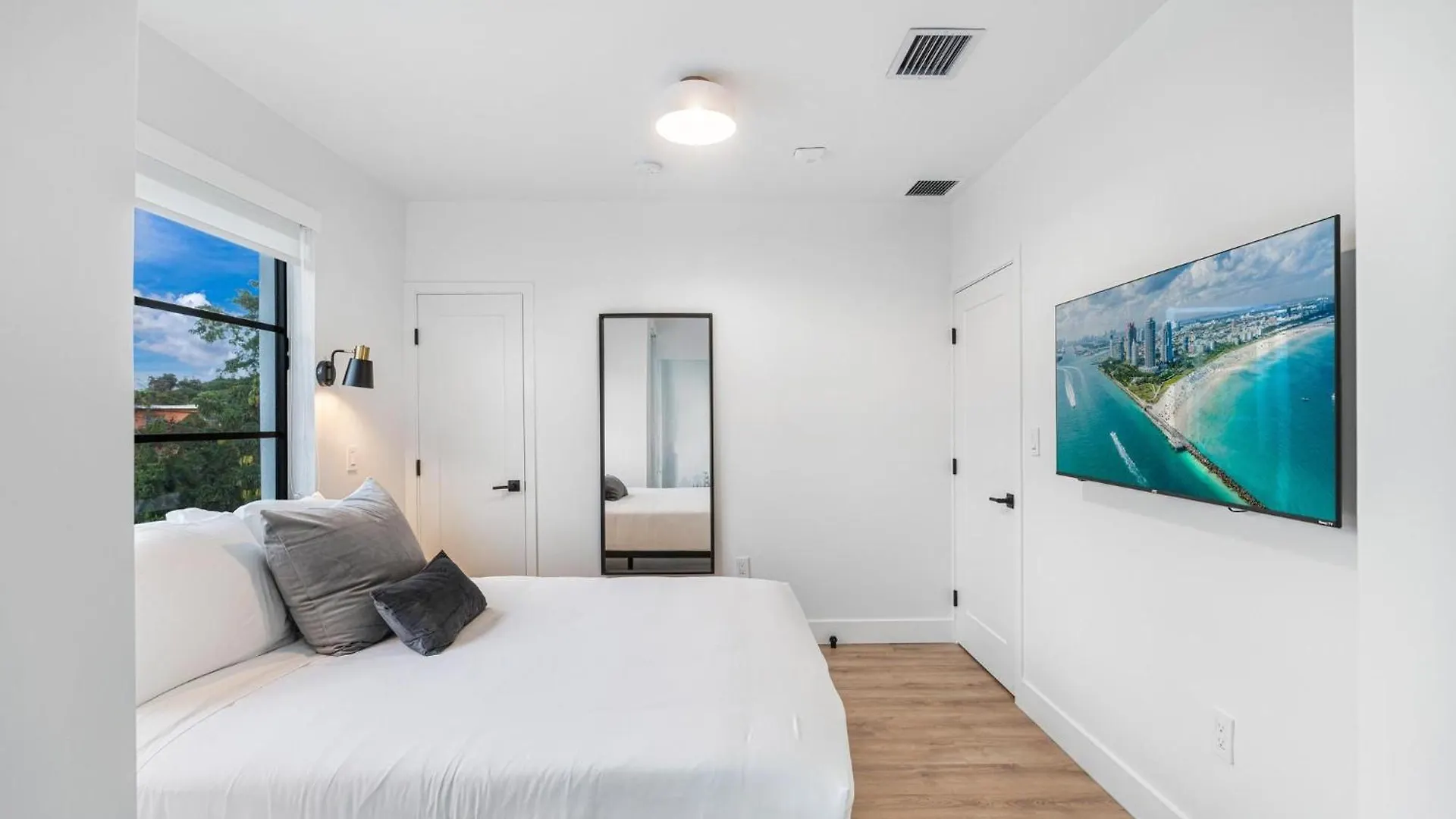 Lux Retreat By Renzzi Apartment *