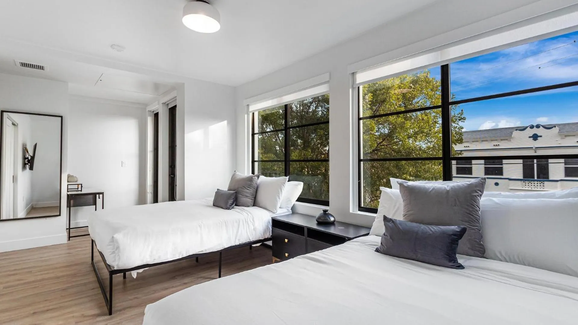 Lux Retreat By Renzzi