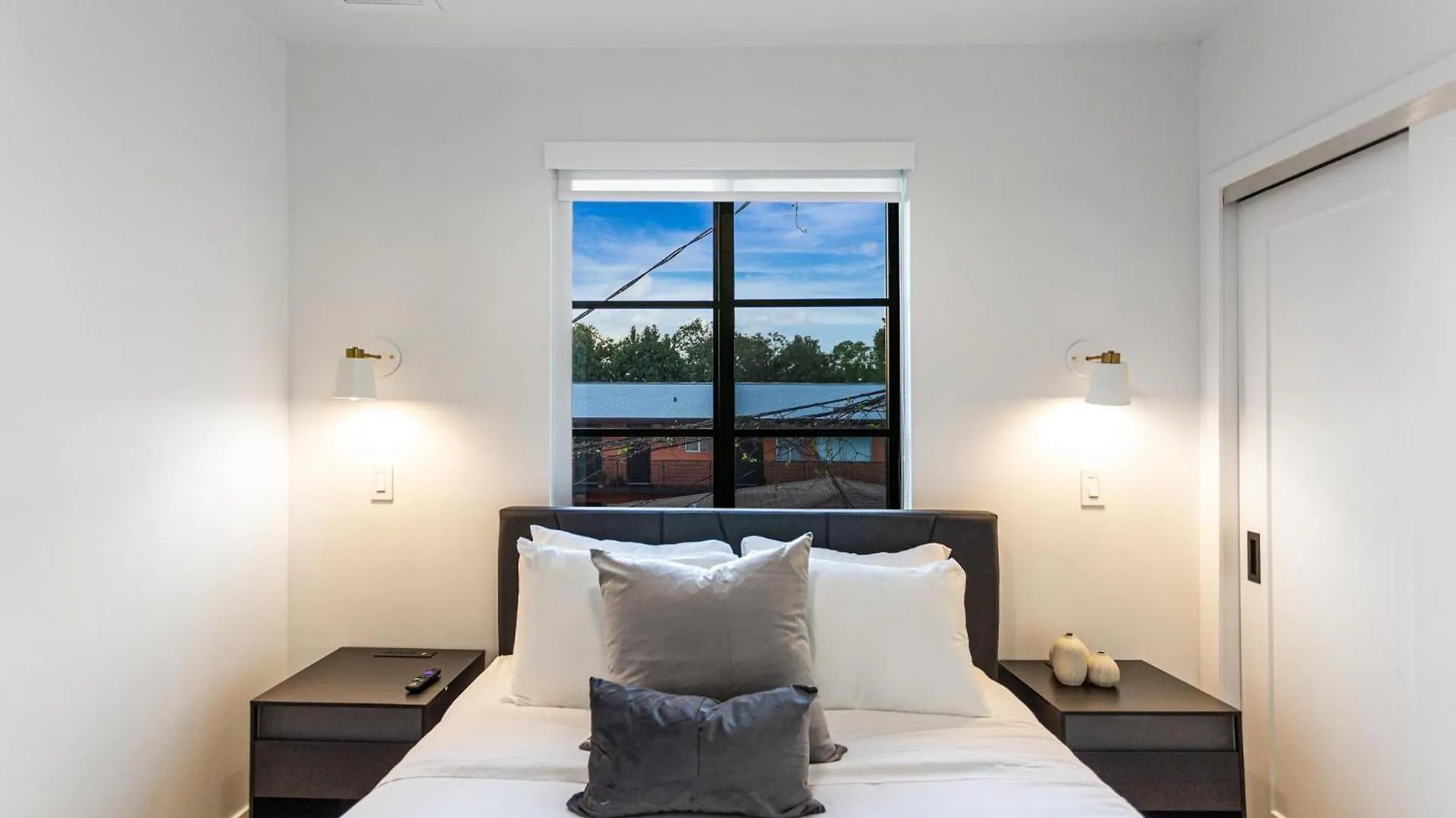Lux Retreat By Renzzi Apartment