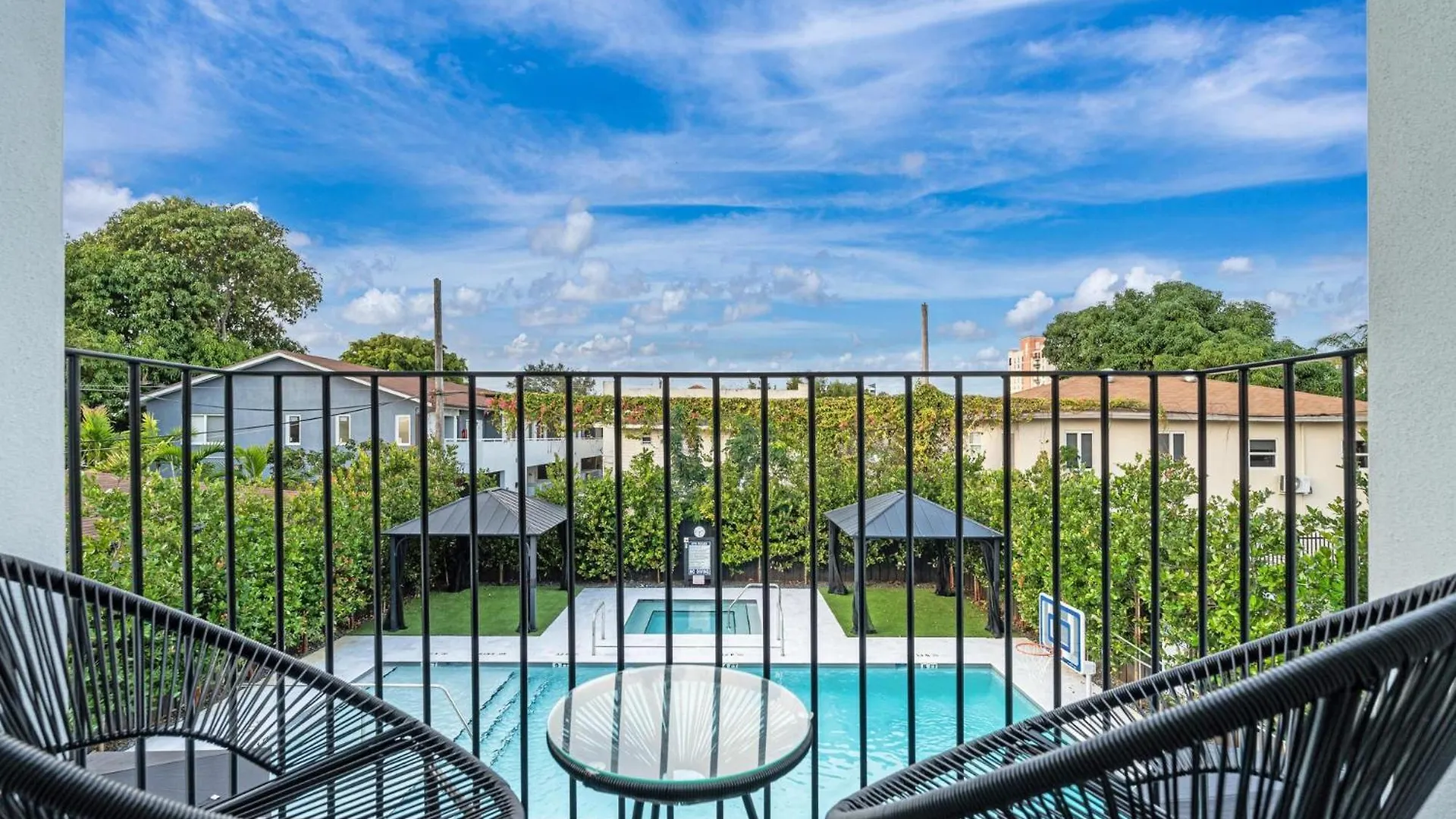Lux Retreat By Renzzi *