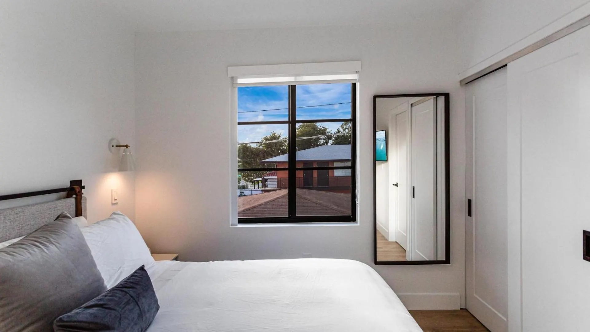 Lux Retreat By Renzzi Apartment
