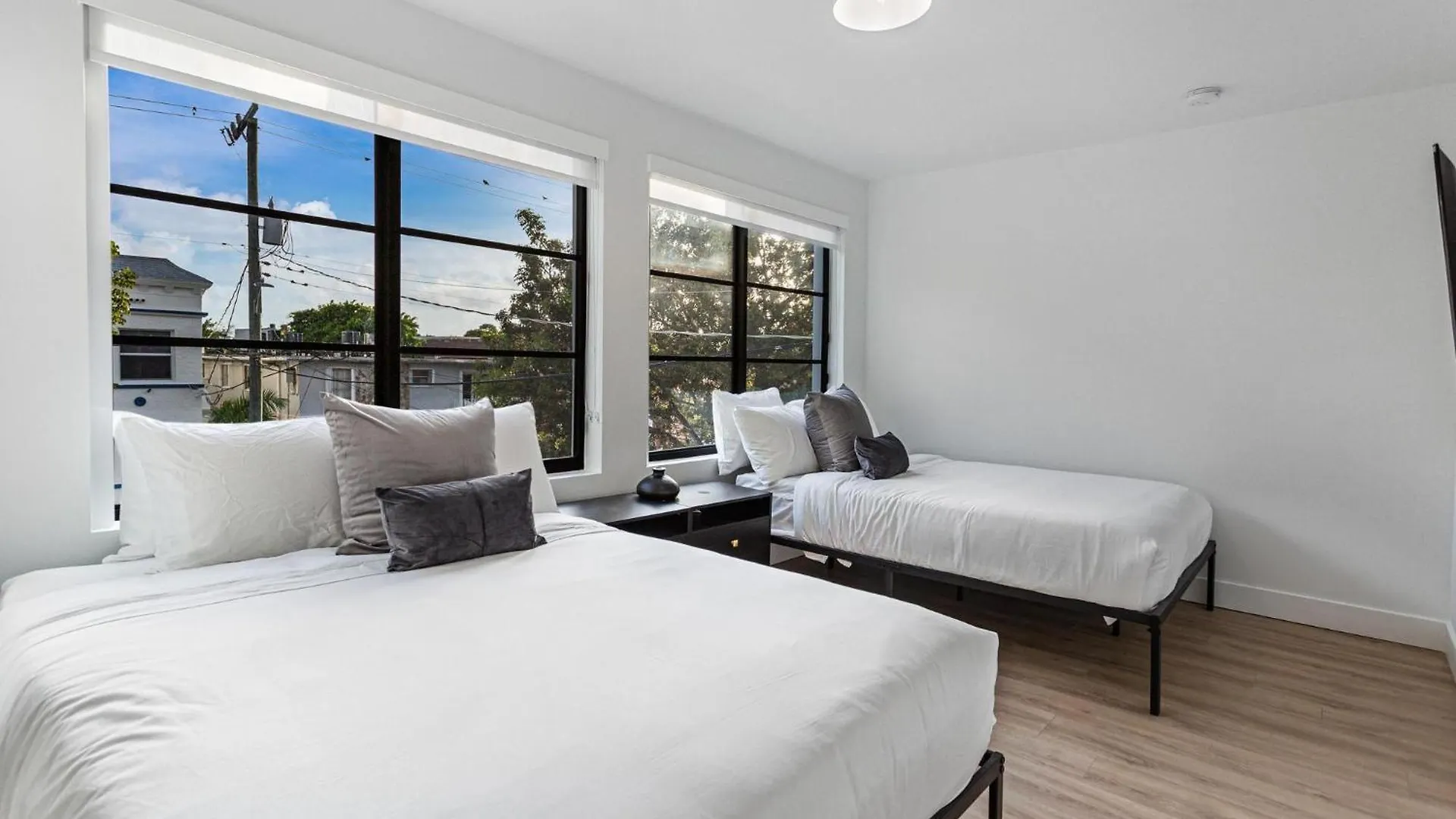 Lux Retreat By Renzzi Apartment