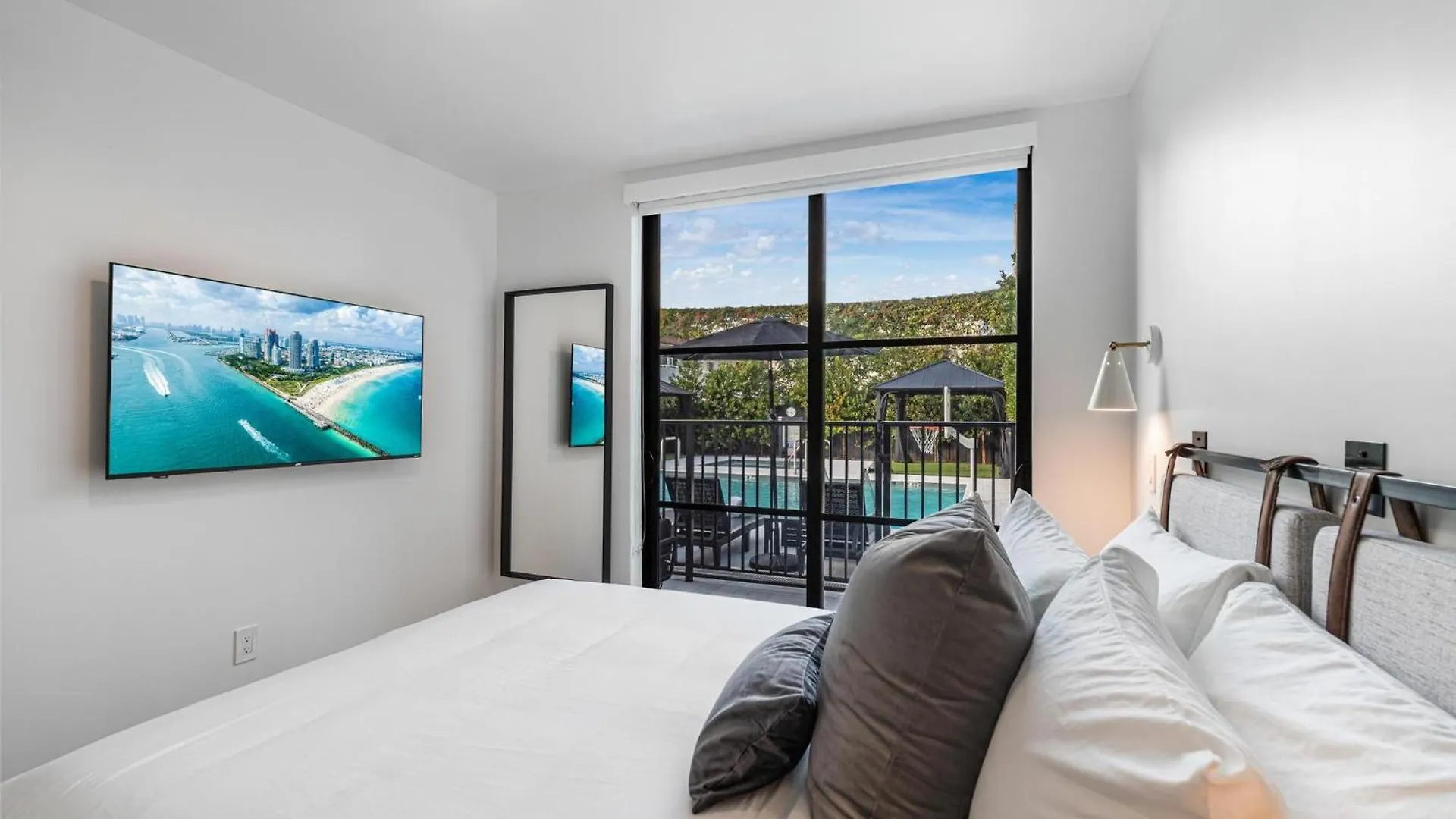 Lux Retreat By Renzzi Apartment *