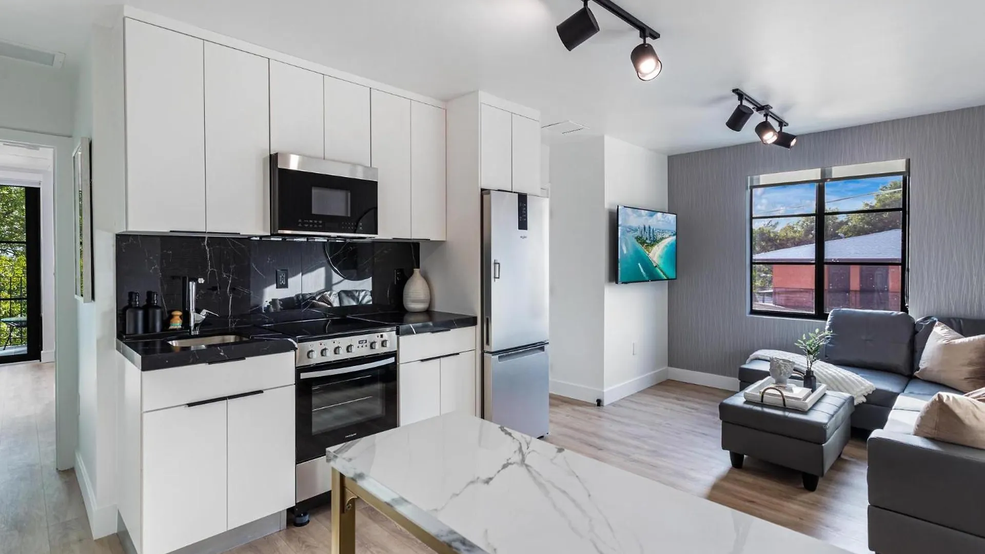Lux Retreat By Renzzi *