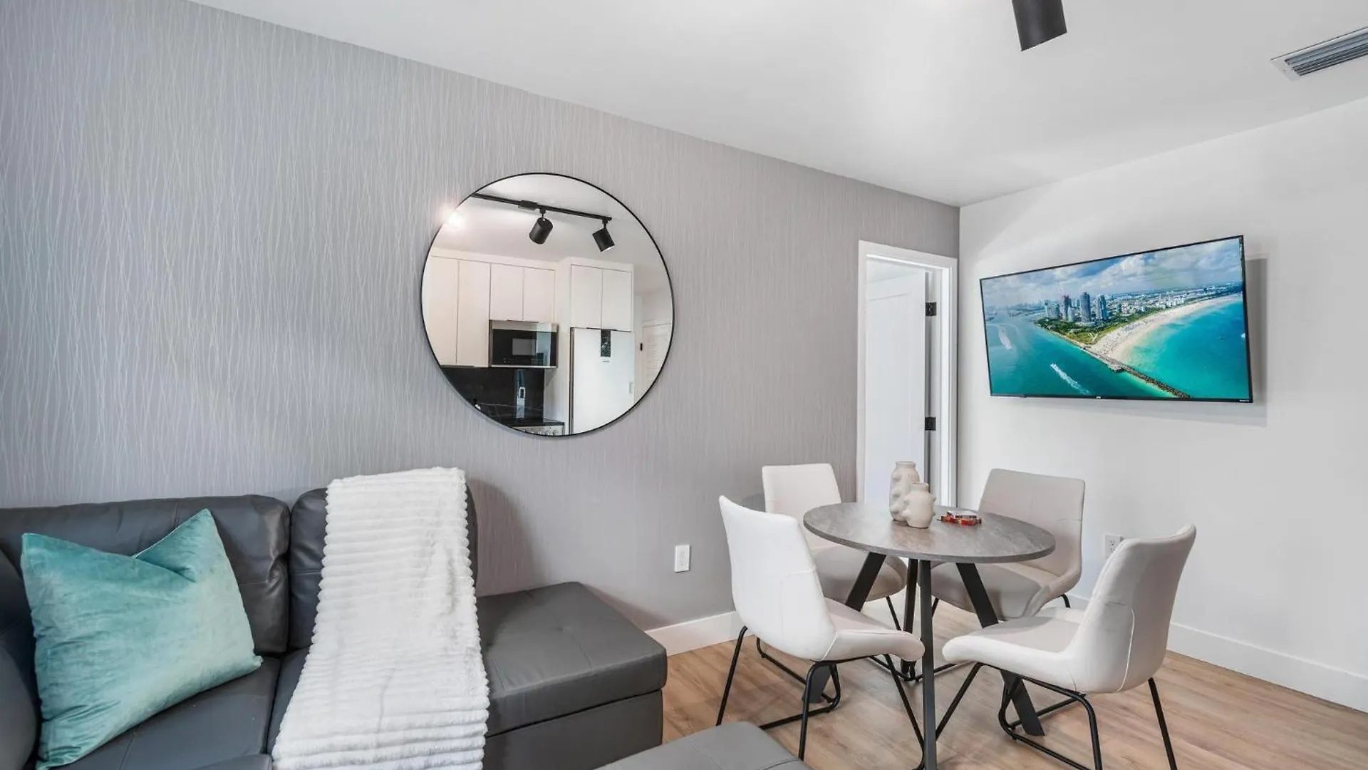 Lux Retreat By Renzzi *