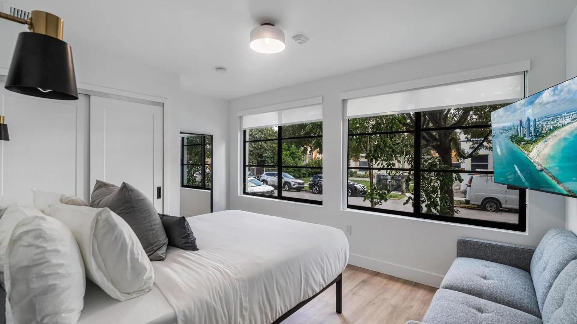 Lux Retreat By Renzzi