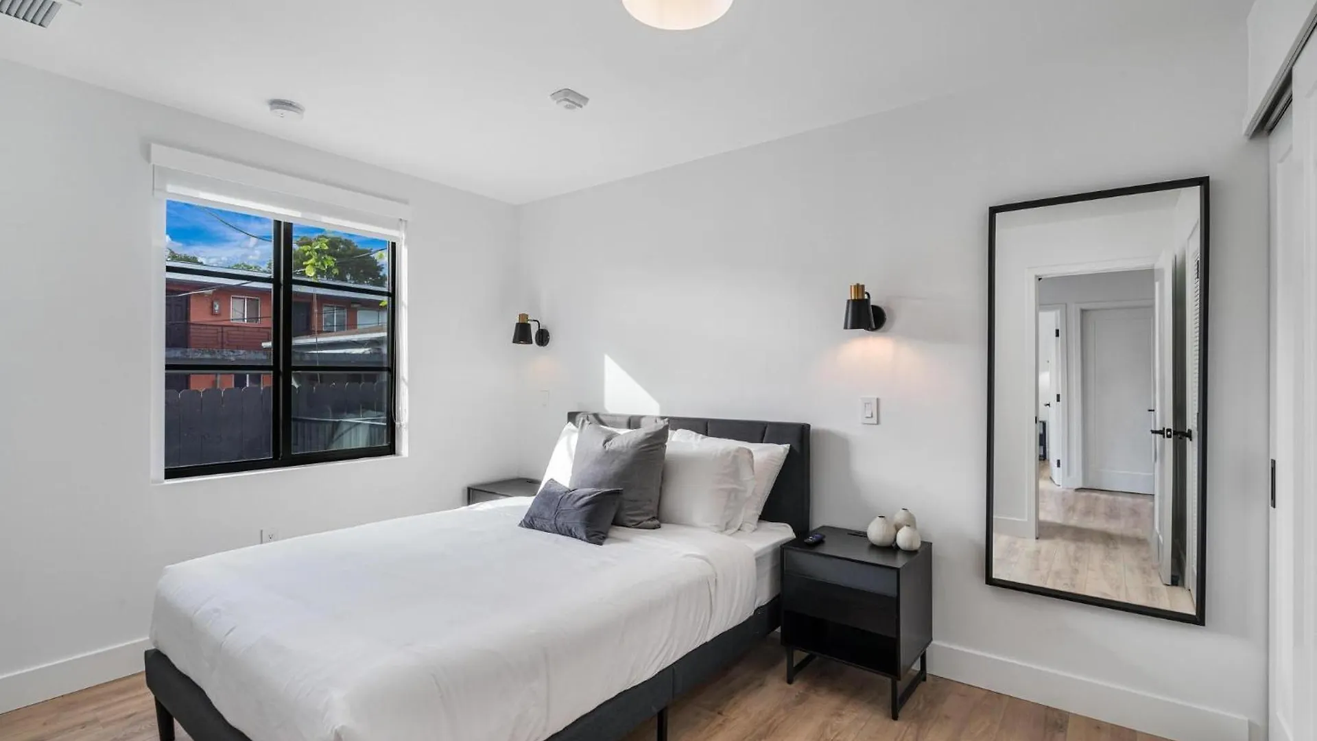 Lux Retreat By Renzzi *