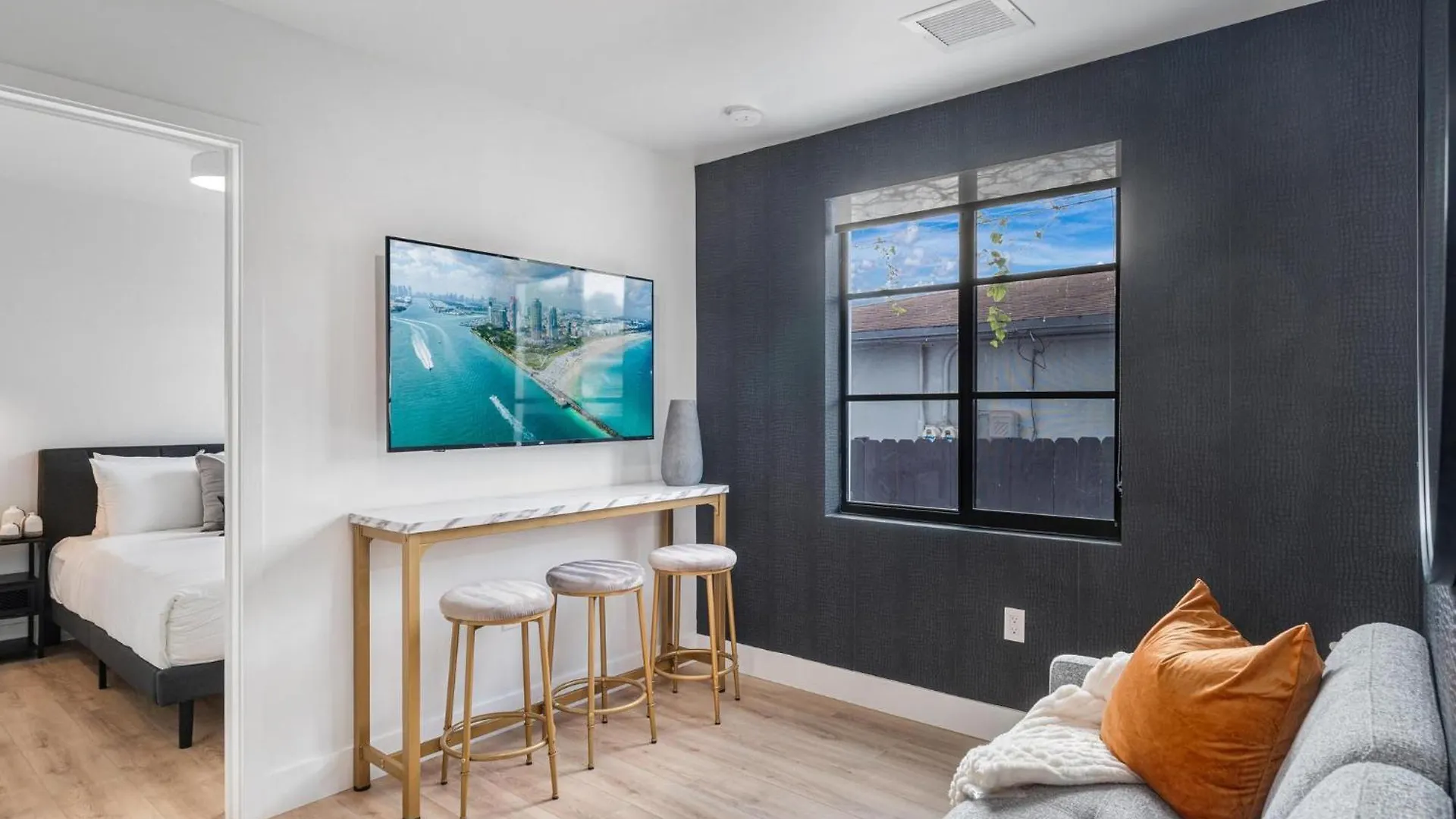 Lux Retreat By Renzzi *
