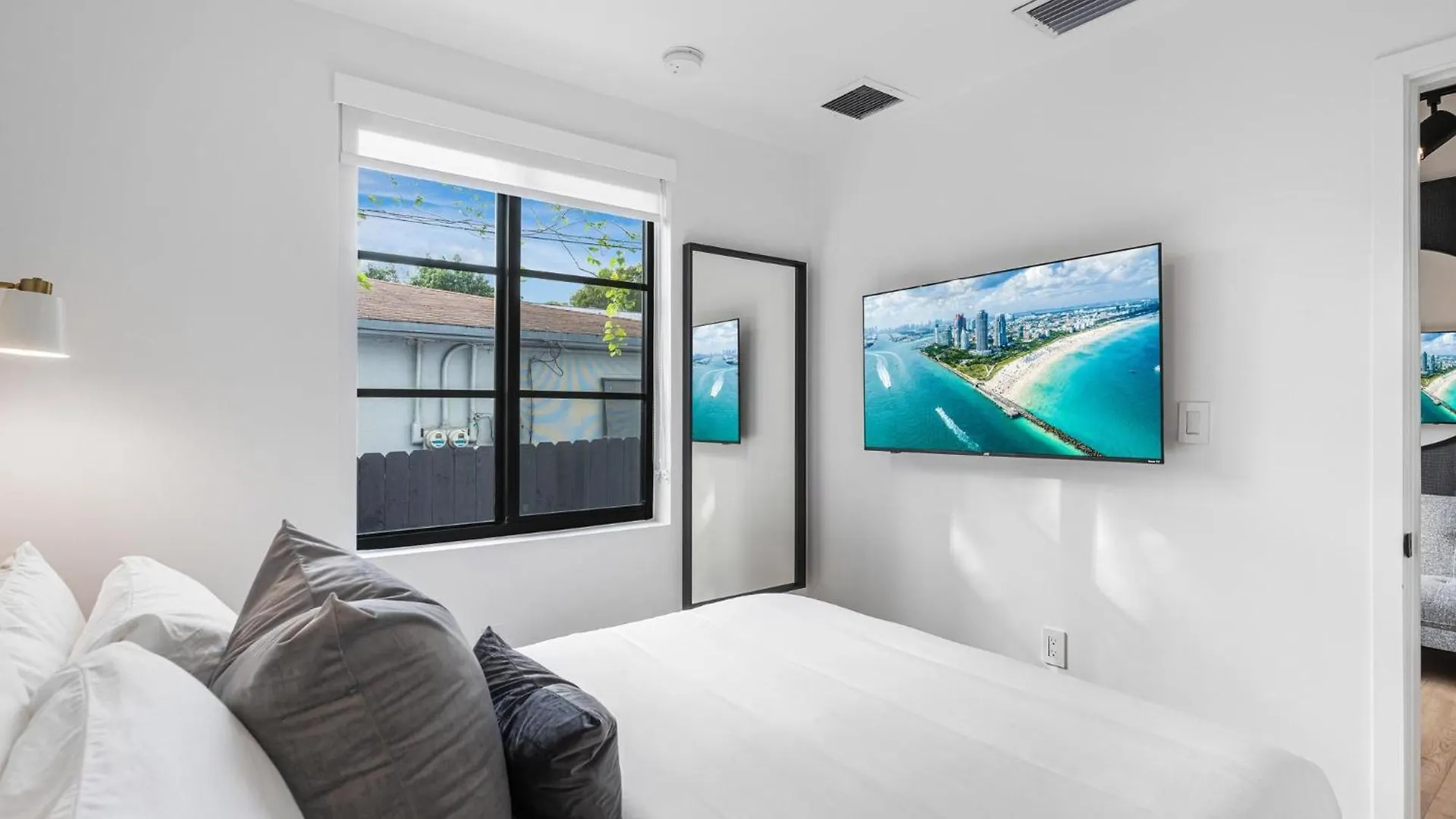 Lux Retreat By Renzzi Apartment