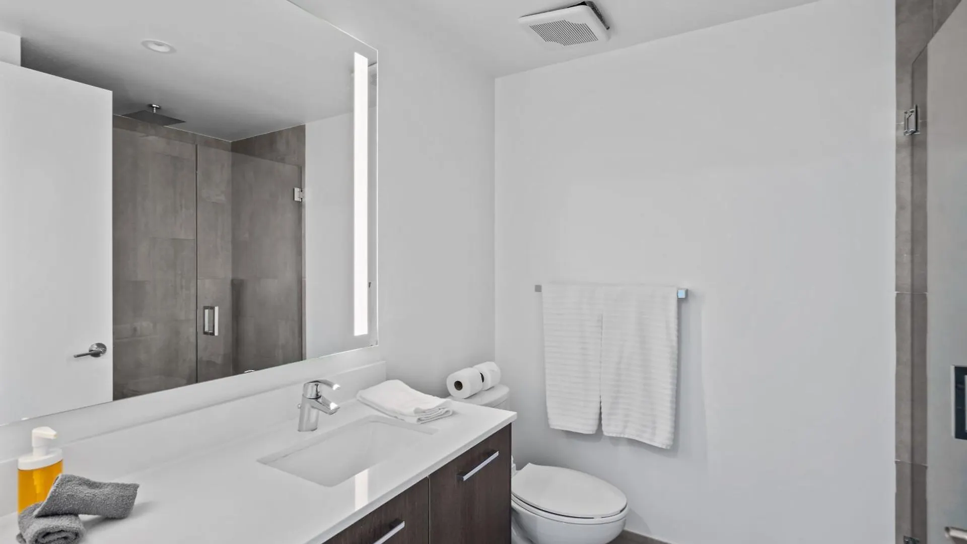 Amazing Location In The Heart Of Apartment *