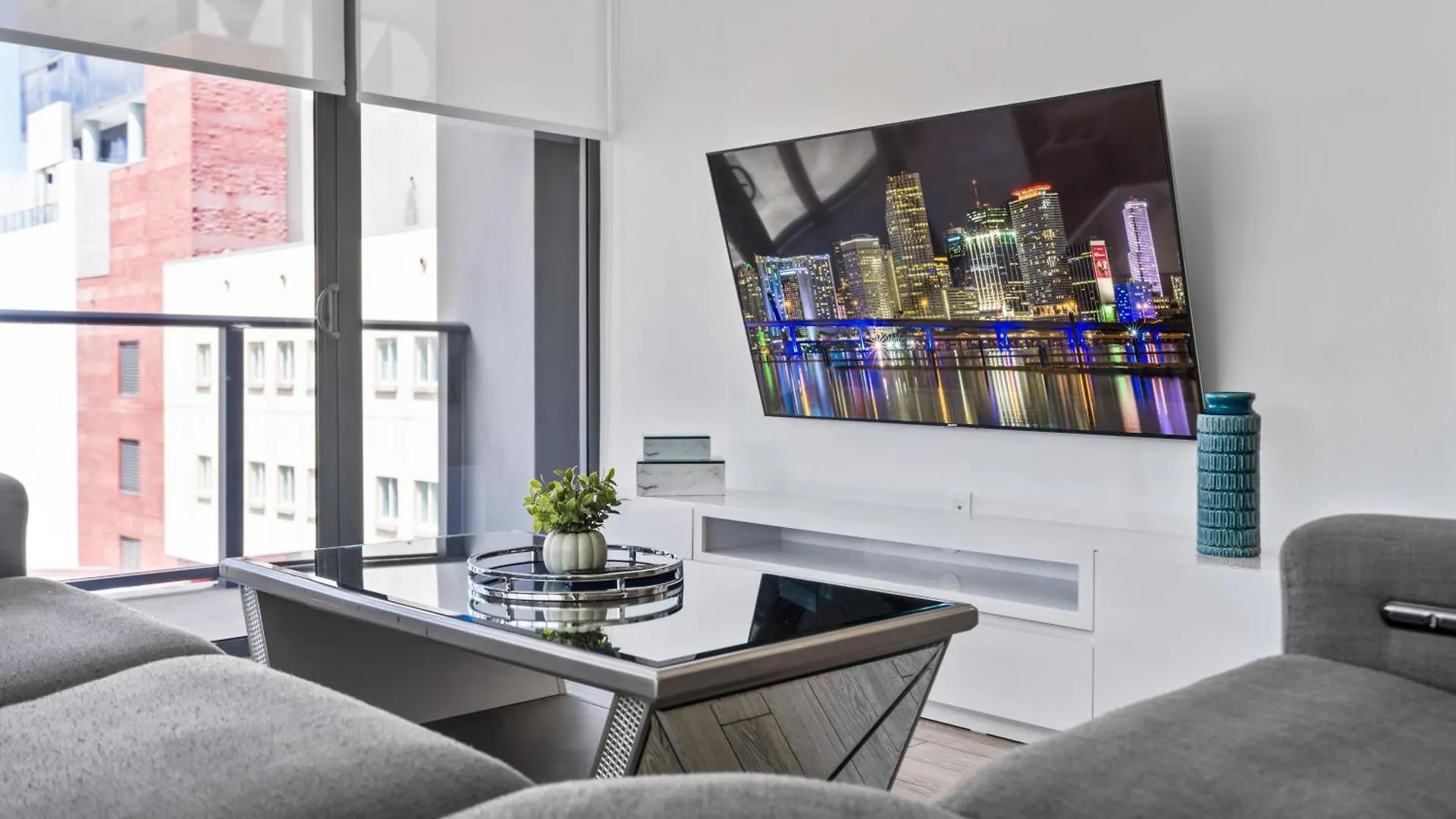 Apartment Amazing Location In The Heart Of *