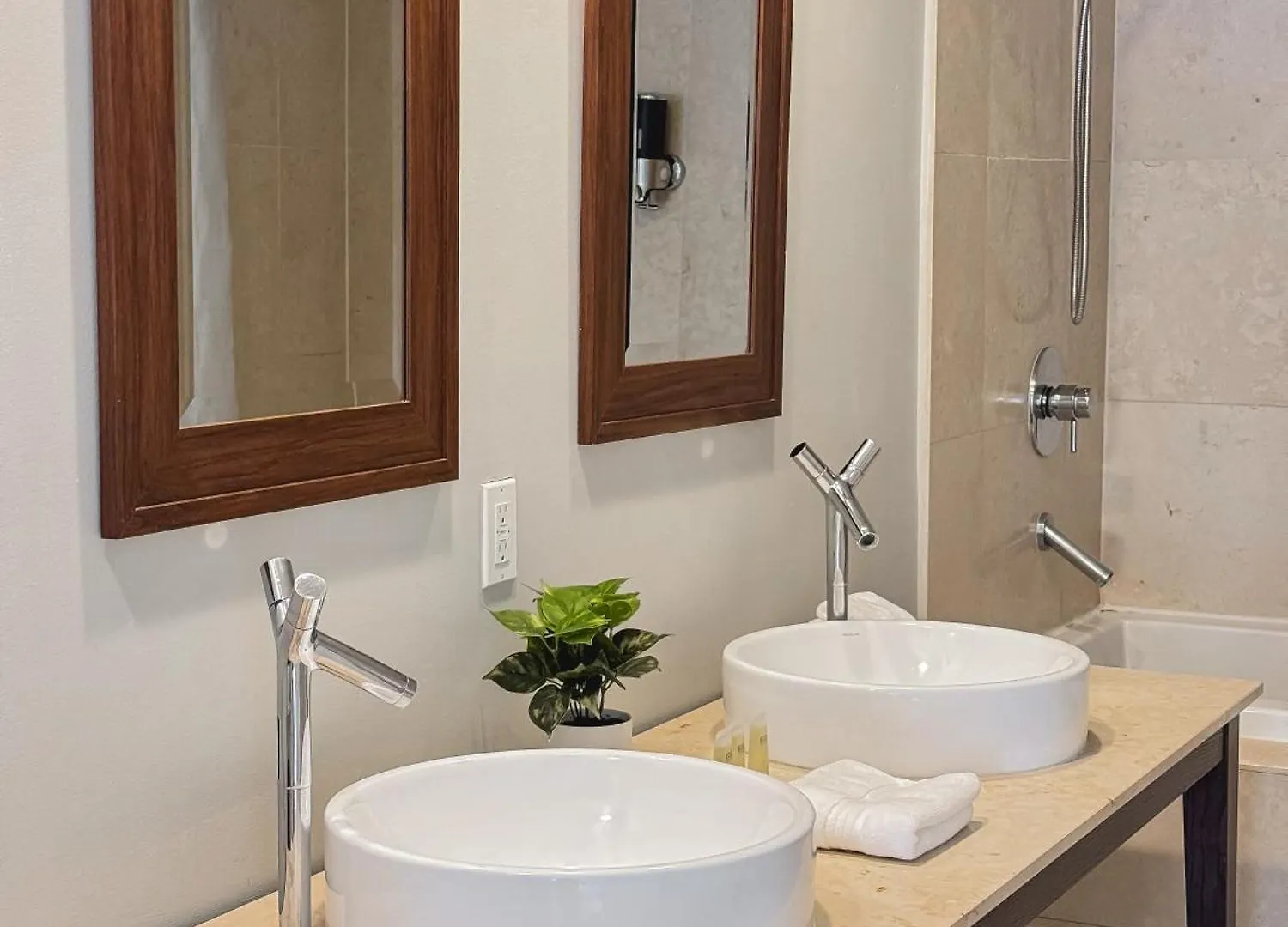 W Luxury High Rise Apartment *