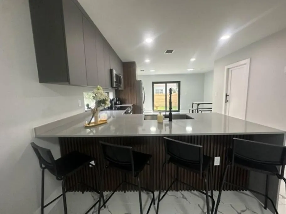 Luxe 3 Bed & 3 Bath Minutes From Design District * Miami