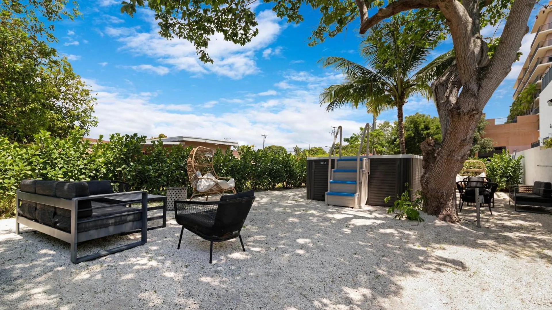 Roami At Grove 27 Miami