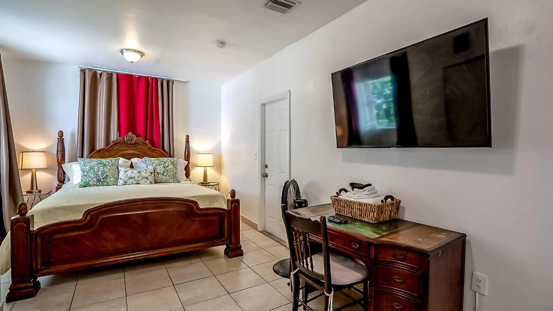Cheerful 4 Bedroom With Free Parking *