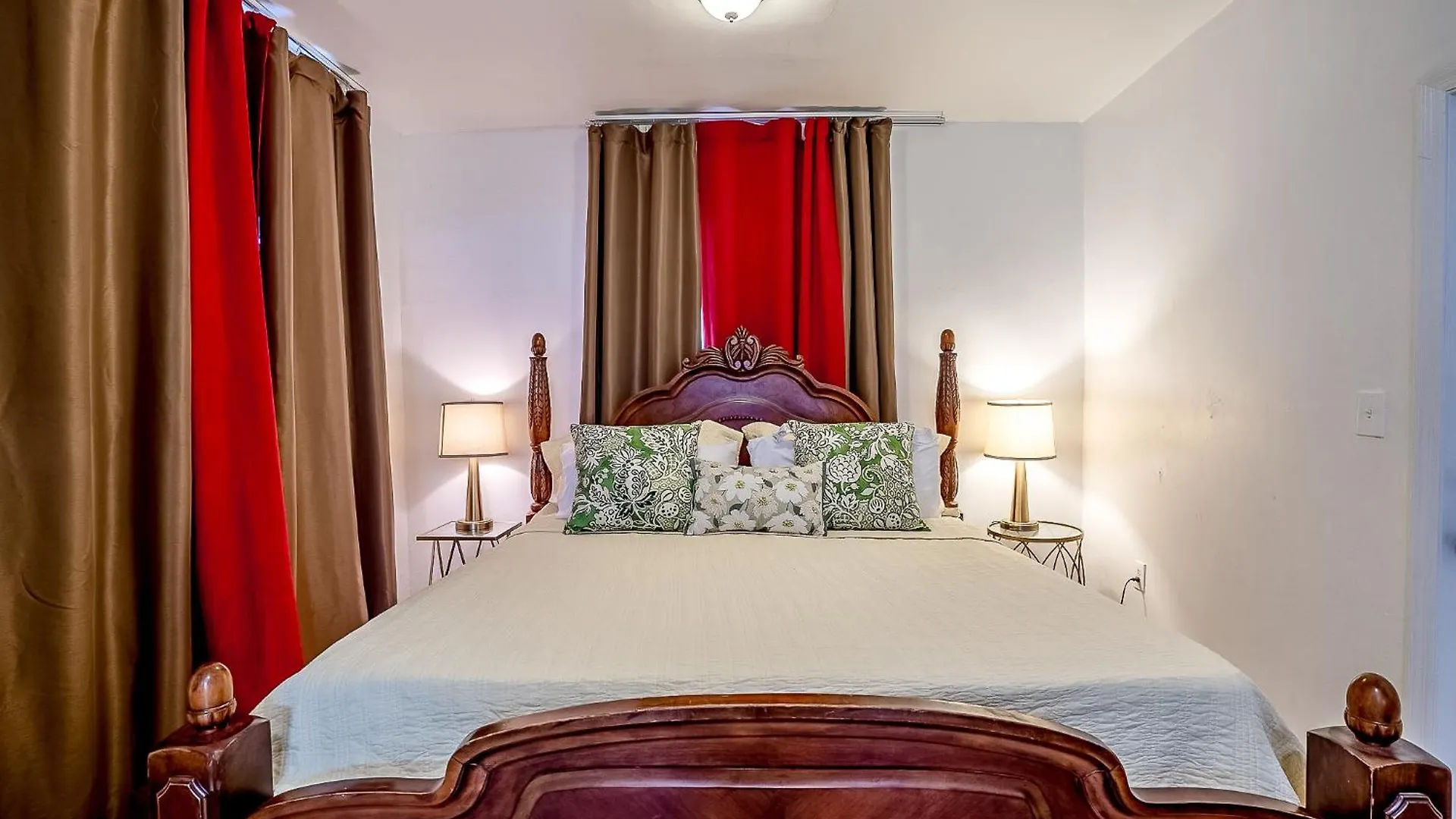 Cheerful 4 Bedroom With Free Parking Holiday home