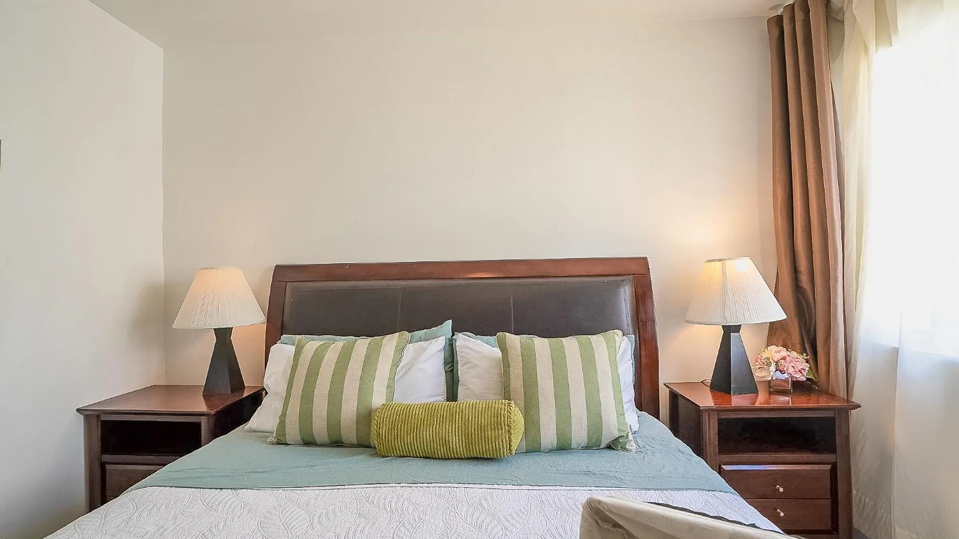 Holiday home Cheerful 4 Bedroom With Free Parking