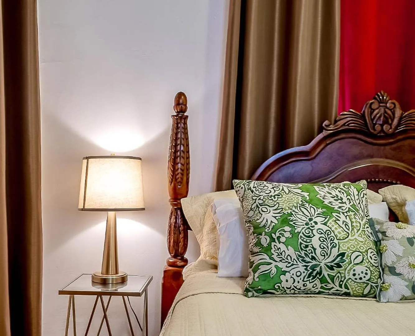 Cheerful 4 Bedroom With Free Parking
