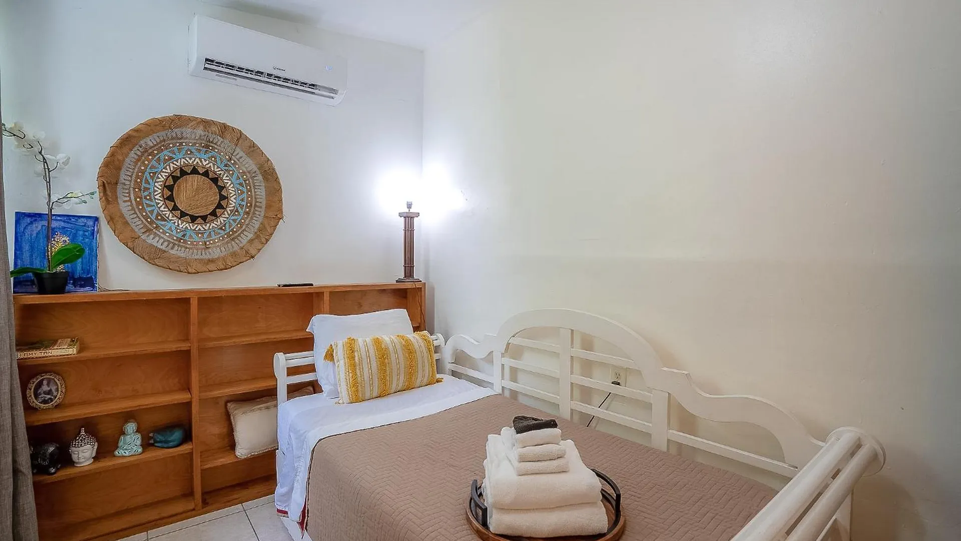 Holiday home Cheerful 4 Bedroom With Free Parking *