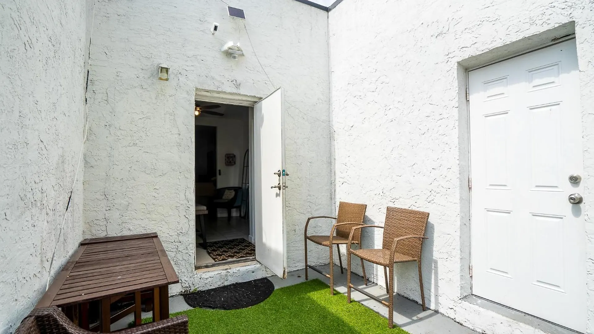 Cheerful 4 Bedroom With Free Parking