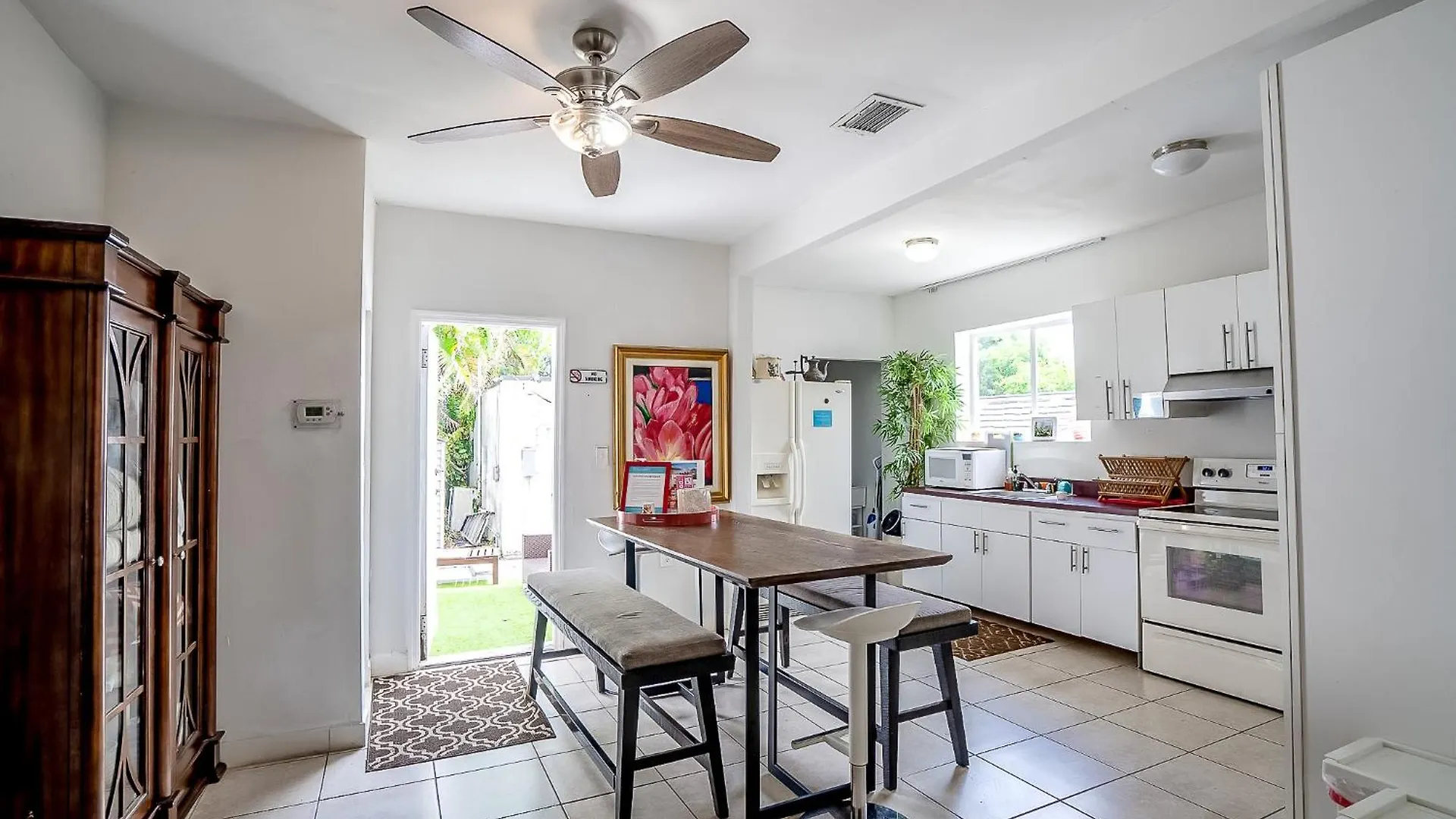 Holiday home Cheerful 4 Bedroom With Free Parking
