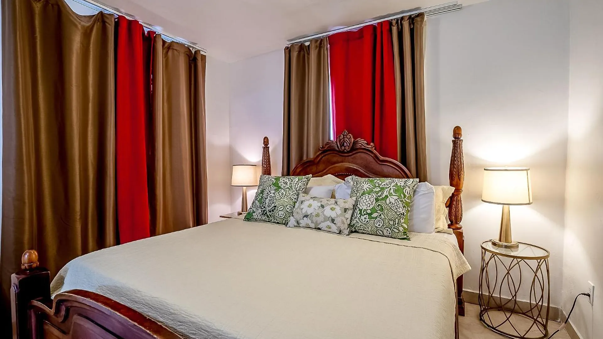 Cheerful 4 Bedroom With Free Parking Holiday home *
