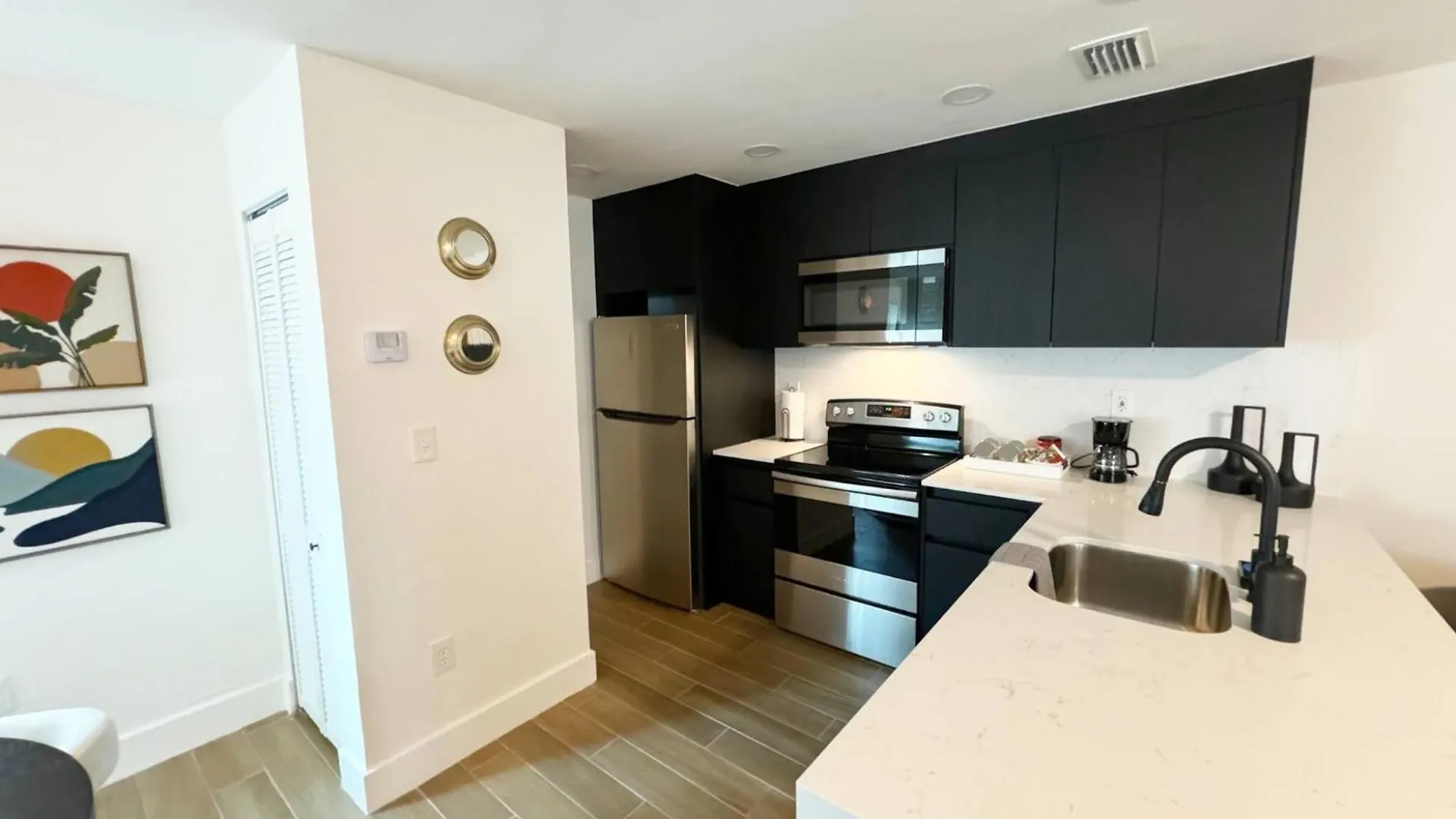 Urban Elegance: Trendy Modern In Wynwood Apartment *