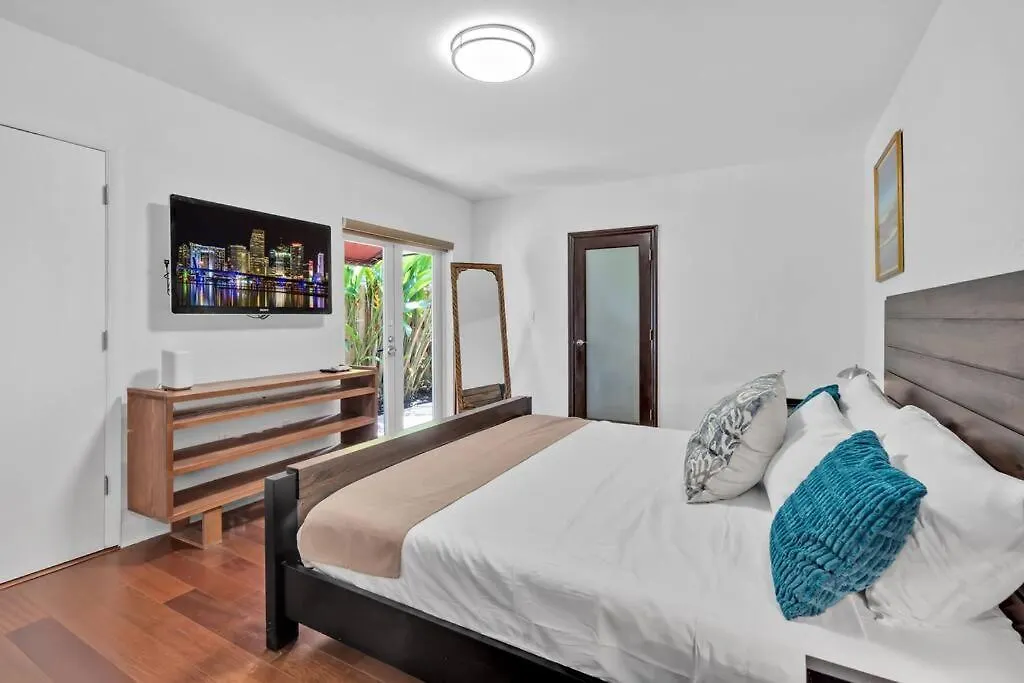6 Bedrooms Oasis Treat With Oversized Pool, 9 Minutes To The *