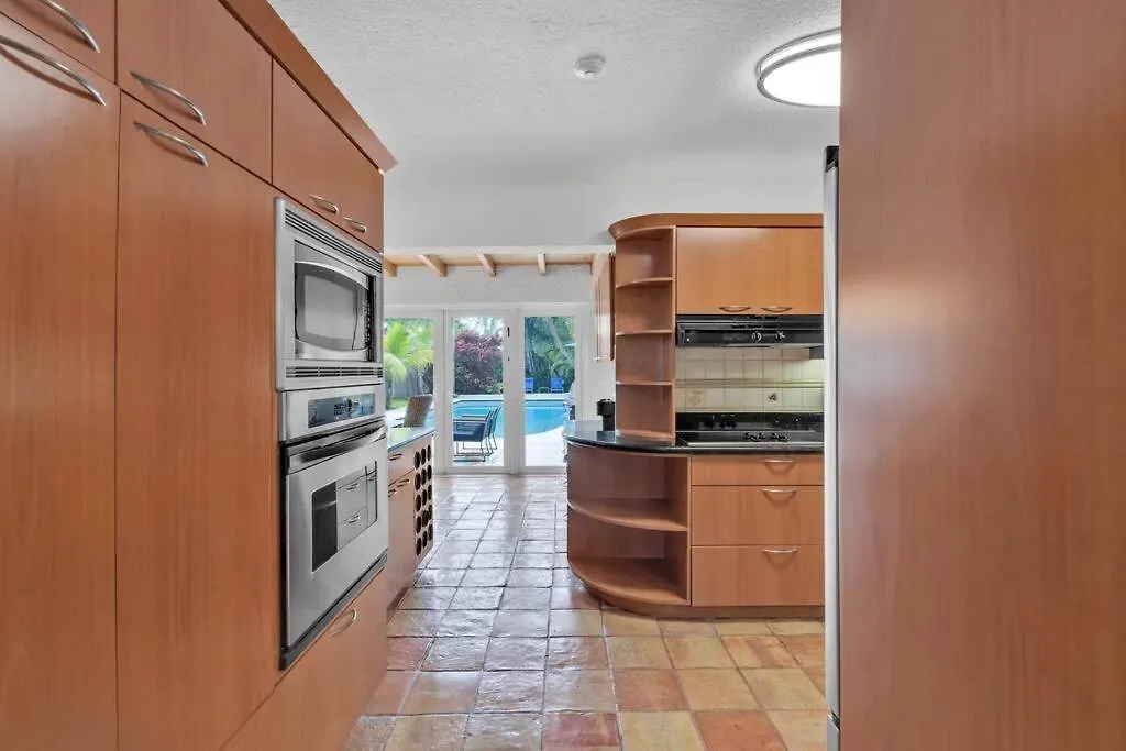 6 Bedrooms Oasis Treat With Oversized Pool, 9 Minutes To The * Miami