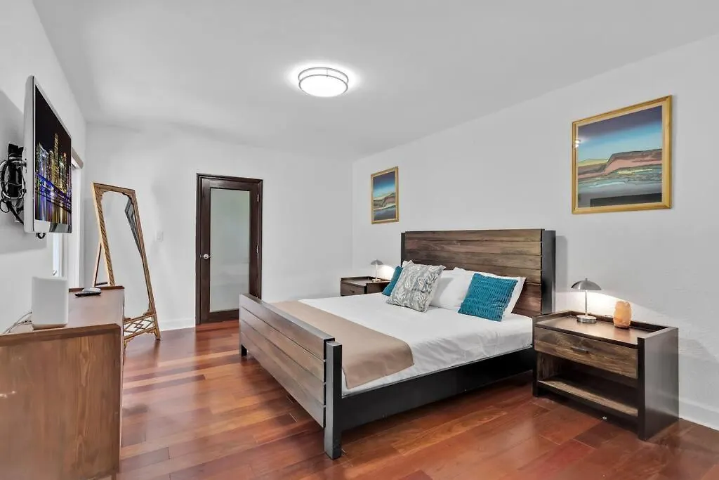 Villa 6 Bedrooms Oasis Treat With Oversized Pool, 9 Minutes To The *