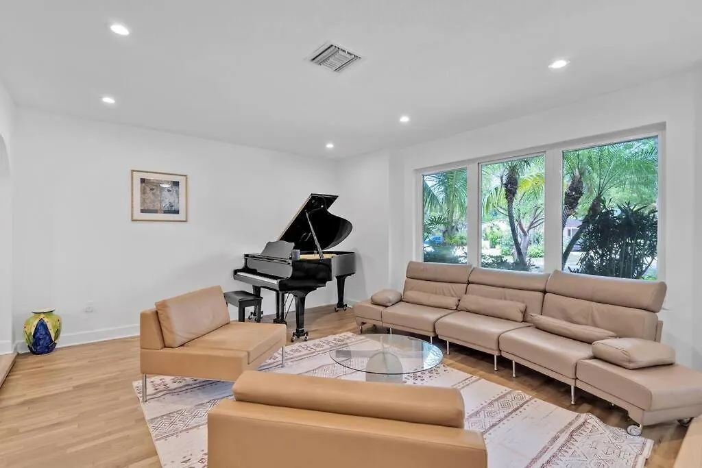 6 Bedrooms Oasis Treat With Oversized Pool, 9 Minutes To The Villa