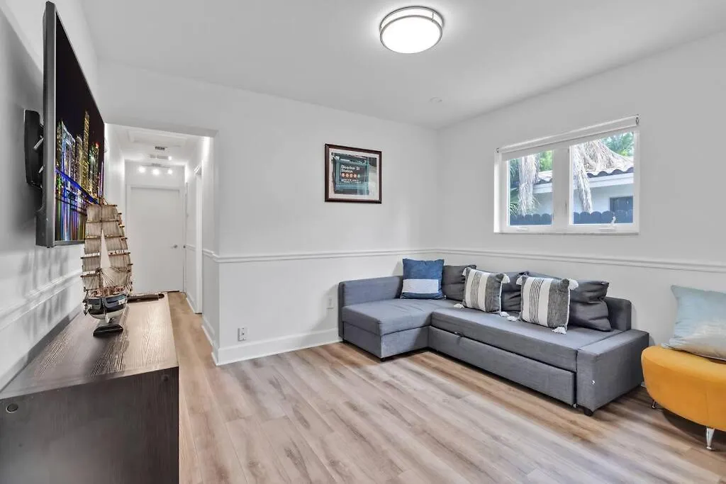 6 Bedrooms Oasis Treat With Oversized Pool, 9 Minutes To The