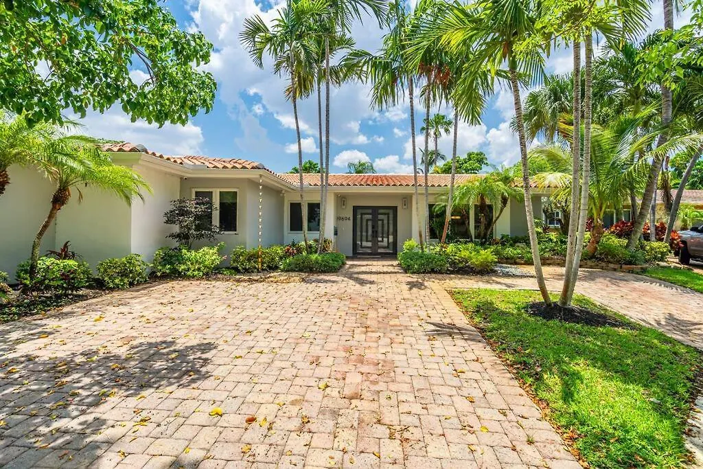 Villa 6 Bedrooms Oasis Treat With Oversized Pool, 9 Minutes To The