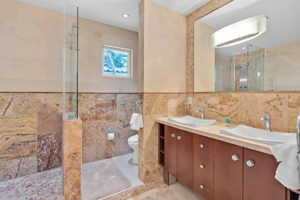 Villa 6 Bedrooms Oasis Treat With Oversized Pool, 9 Minutes To The *