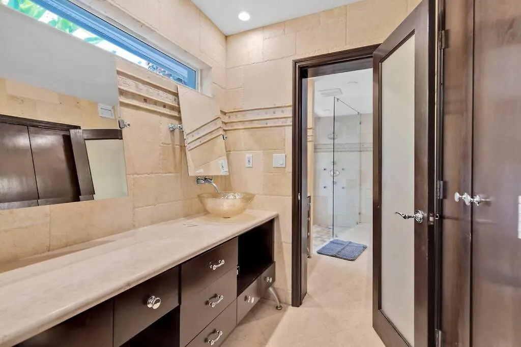 6 Bedrooms Oasis Treat With Oversized Pool, 9 Minutes To The Villa